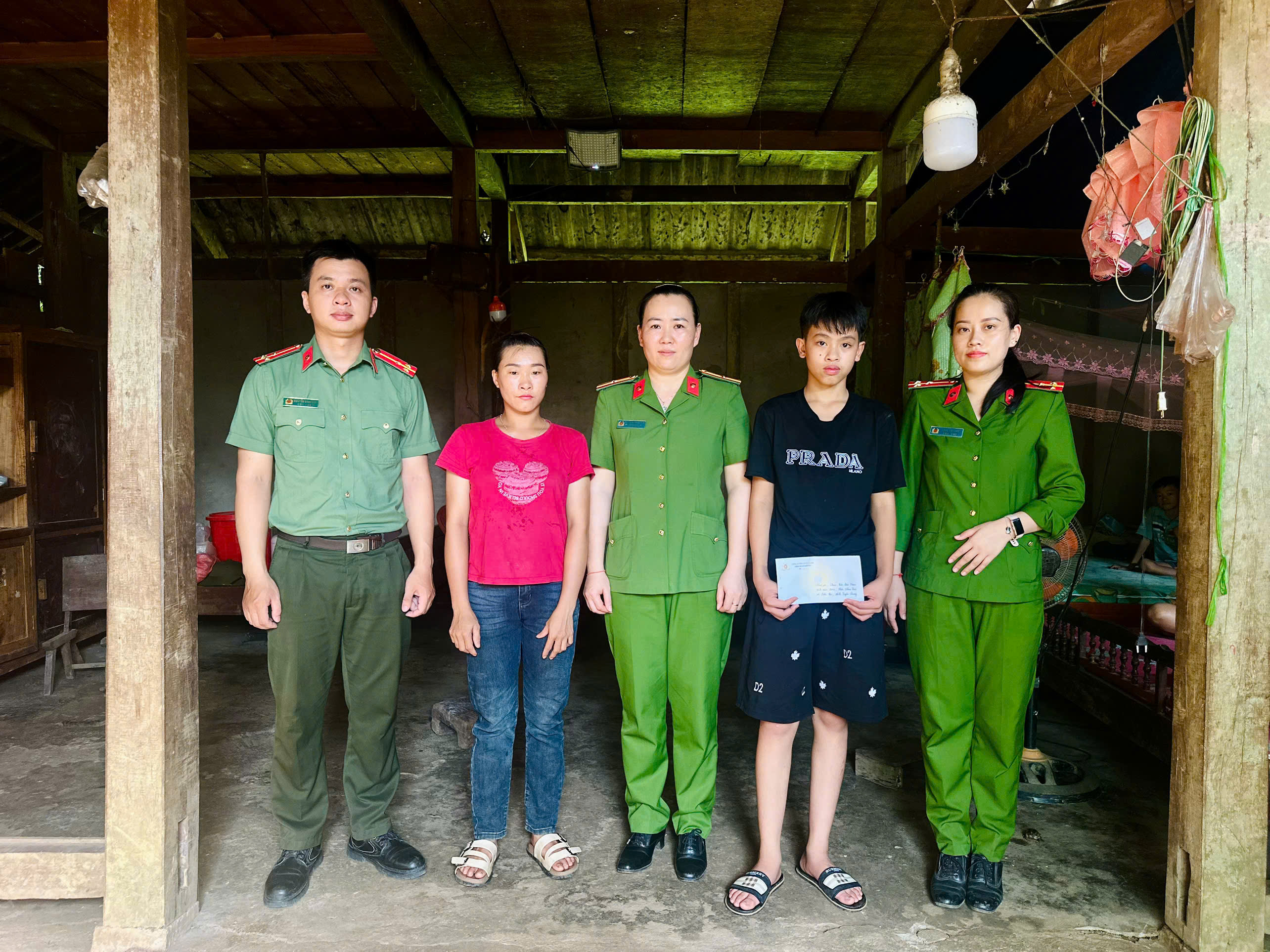 CÔNG AN XÃ KIÊN ĐÀI THĂM HỎI, TẶNG QUÀ HỌC SINH CÓ HOÀN CẢNH ĐẶC BIỆT KHÓ KHĂN