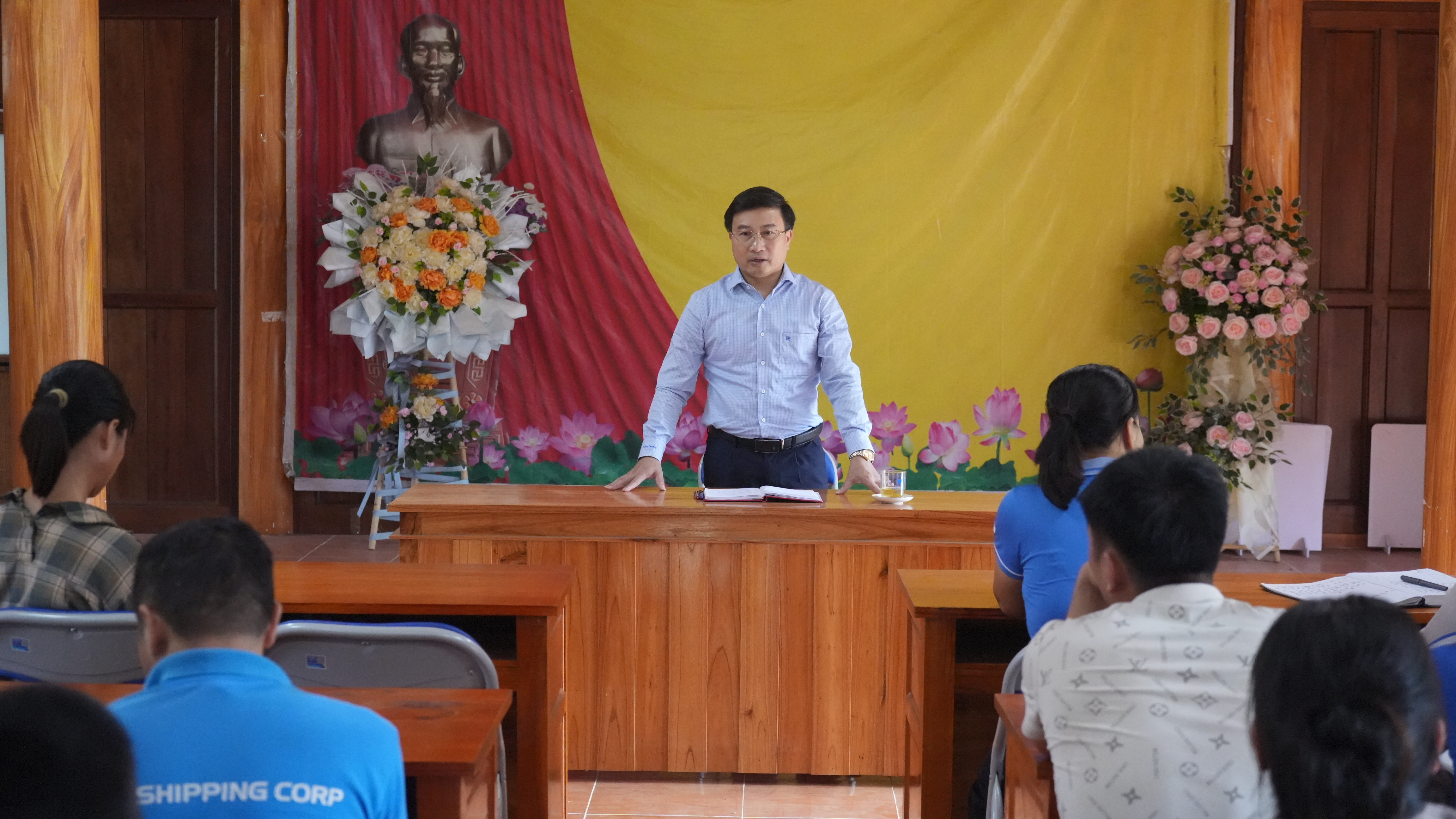 Đồng chí Phạm Mạnh Duyệt, Ủy viên Ban Chấp hành Đảng bộ tỉnh, Bí thư Đảng ủy xã Nà Hang làm việc với các hộ dân Làng văn hóa du lịch cộng đồng thôn Bản Bung