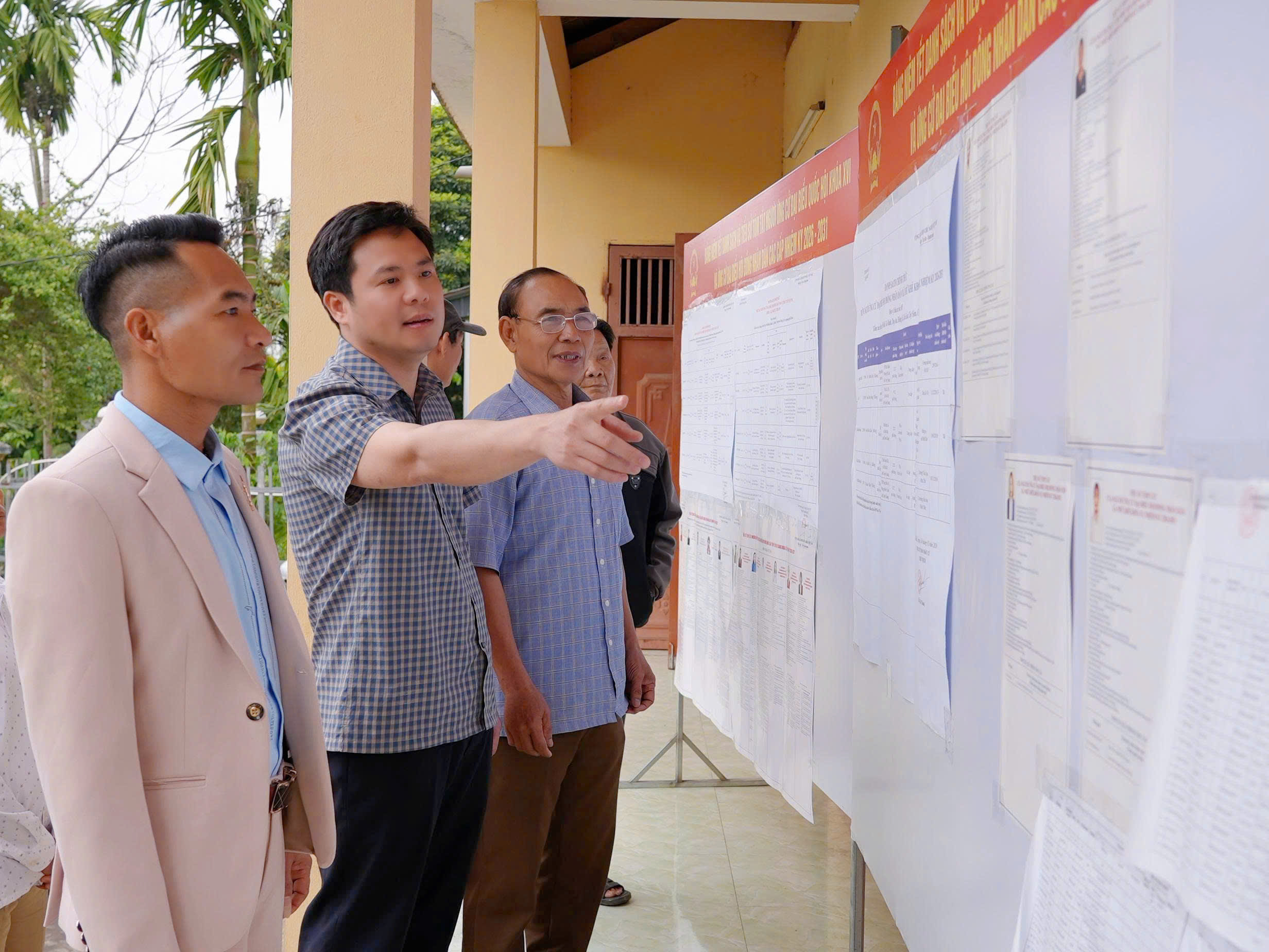 Đồng chí Bí thư Đảng ủy, Chủ tịch HĐND xã dự sinh hoạt chi bộ và kiểm tra công tác chuẩn bị bầu cử tại thôn Cửa Lần