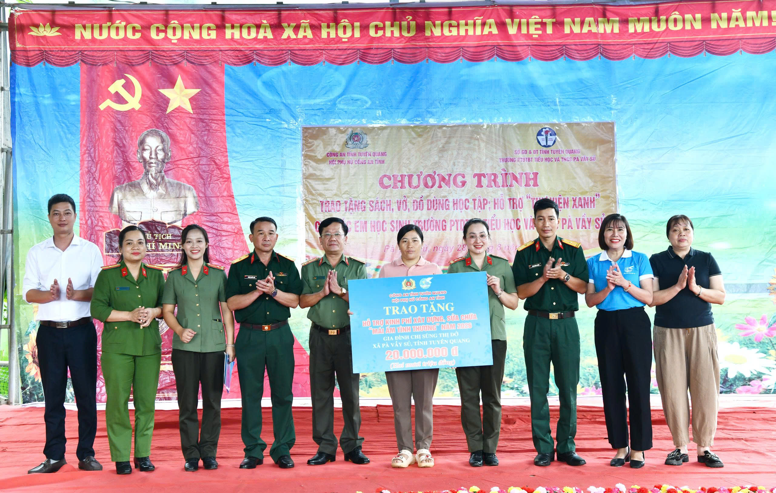 HỘI PHỤ NỮ CÔNG AN TỈNH TUYÊN QUANG TRAO HỖ TRỢ KINH PHÍ XÂY DỰNG, SỬA CHỮA “MÁI ẤM TÌNH THƯƠNG” NĂM 2026
