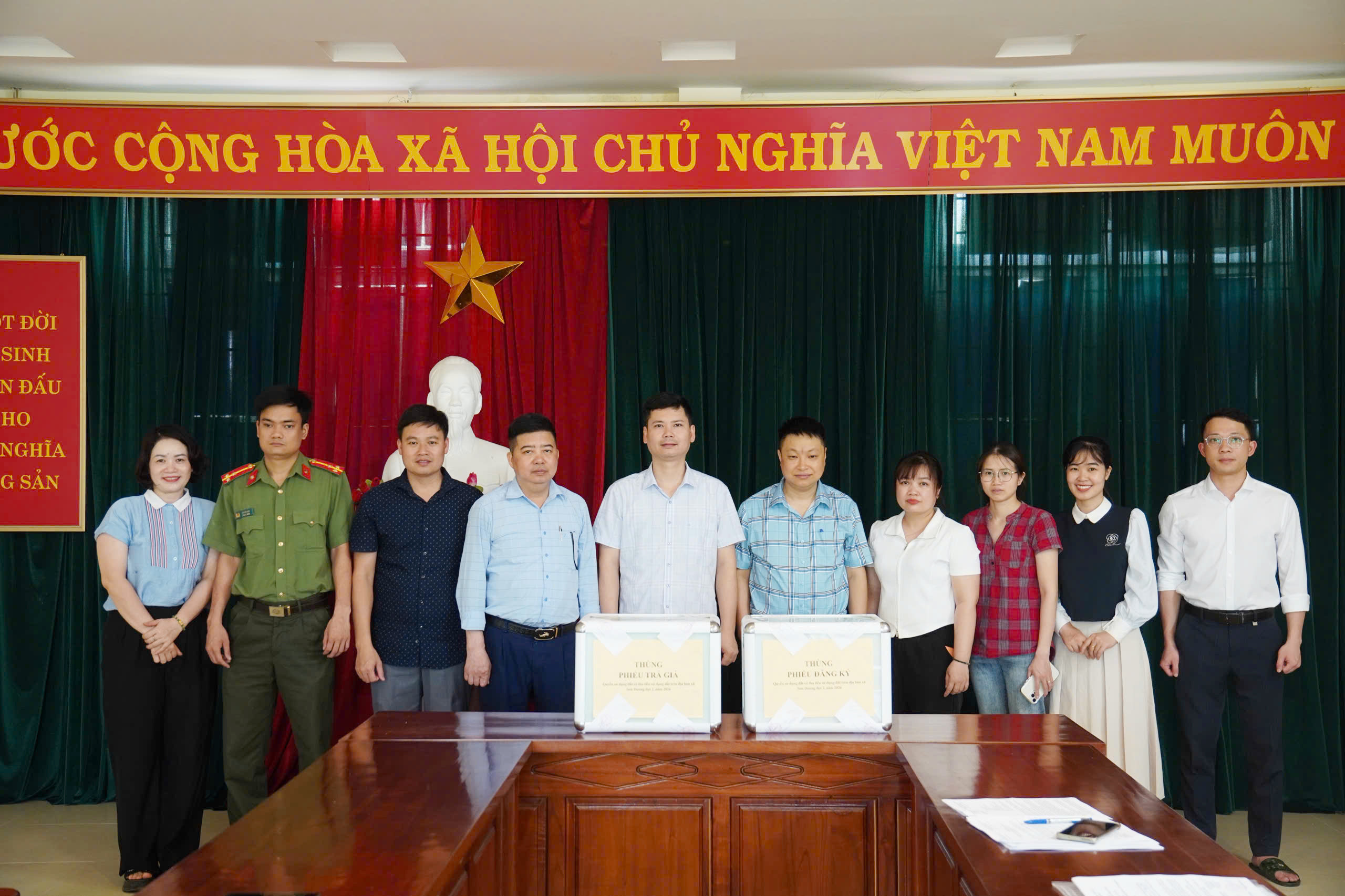 Sơn Dương niêm phong thùng phiếu đăng ký tham gia đấu giá đất đợt 2 năm 2026