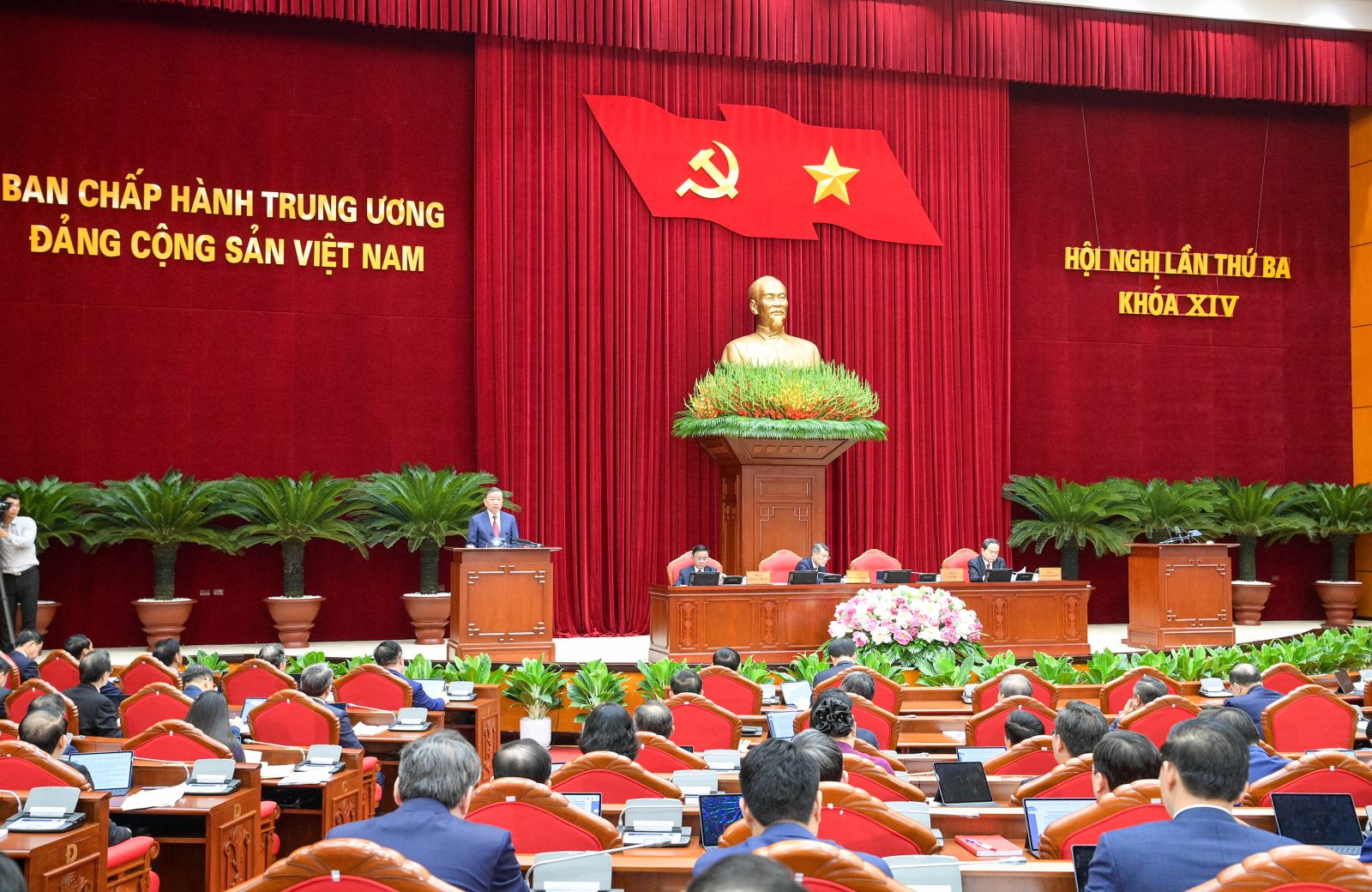 THÔNG CÁO BÁO CHÍ VỀ NGÀY LÀM VIỆC THỨ TƯ HỘI NGHỊ LẦN THỨ BA BAN CHẤP HÀNH TRUNG ƯƠNG ĐẢNG KHOÁ XIV