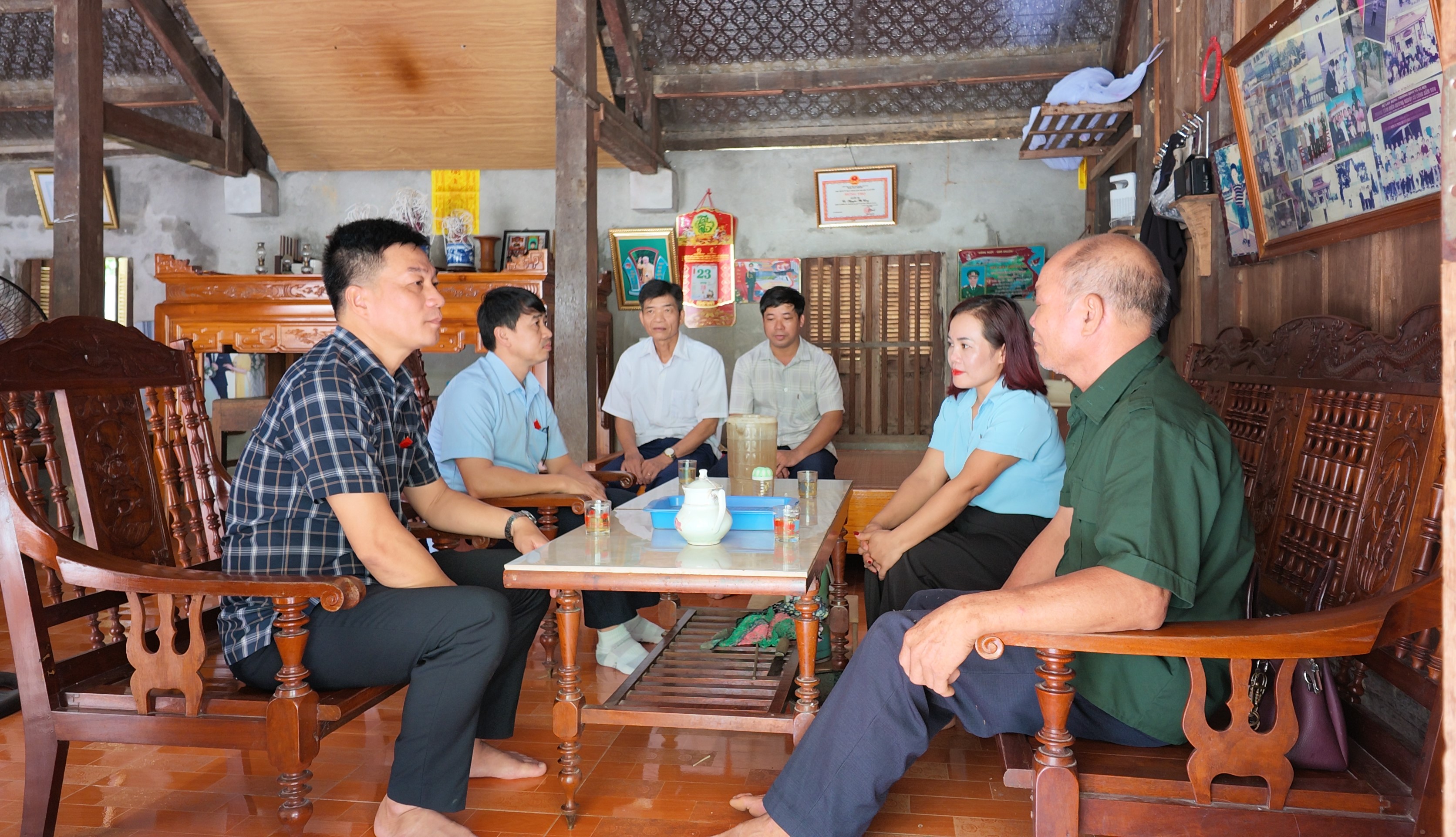 Tặng qu&agrave; 6.JPG