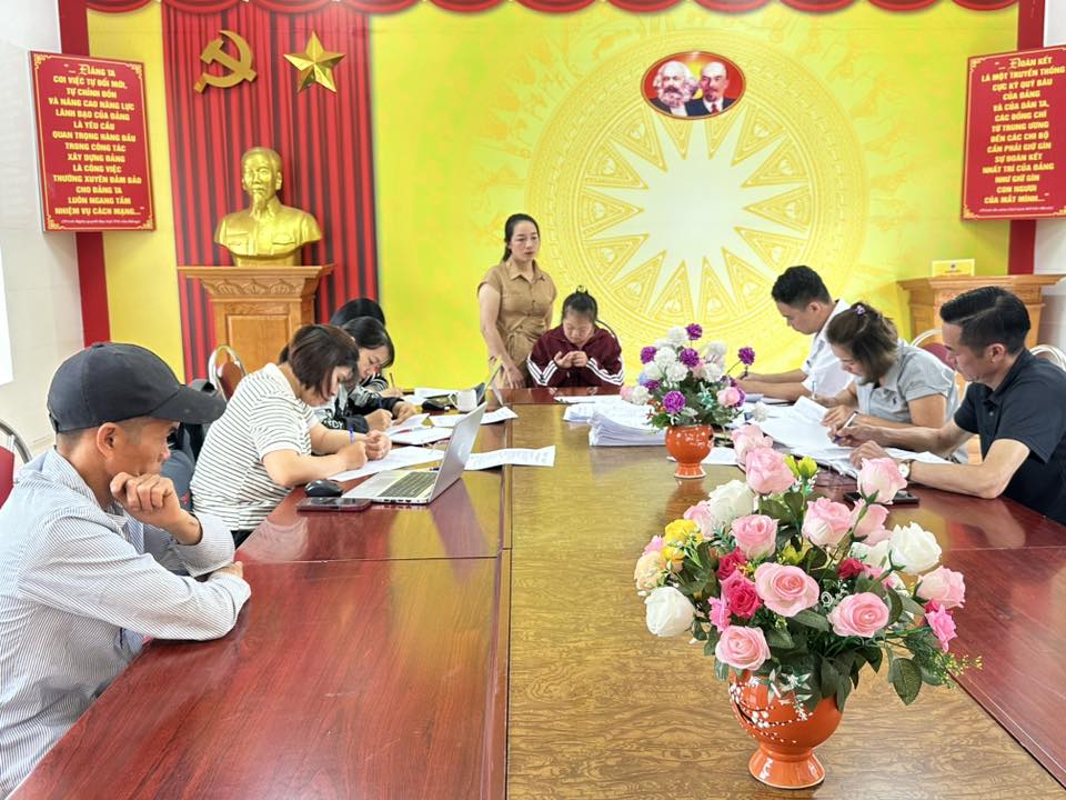 Hội đồng xác định mức độ khuyết tật xã Nghĩa Thuận họp triển khai xác định mức độ khuyết tật, cho người dân.
