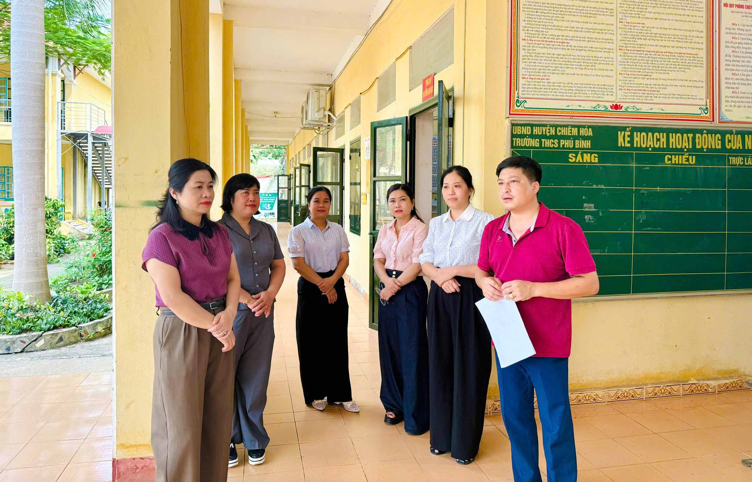 Đồng chí Bí thư Đảng ủy xã Kiên Đài kiểm tra nề nếp học tập và công tác bán trú đầu năm học mới