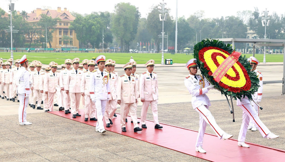 ĐOÀN ĐẠI BIỂU LỰC LƯỢNG THAM MƯU CÔNG AN NHÂN DÂN VÀO LĂNG VIẾNG CHỦ TỊCH HỒ CHÍ MINH VÀ TƯỞNG NIỆM CÁC ANH HÙNG LIỆT SĨ