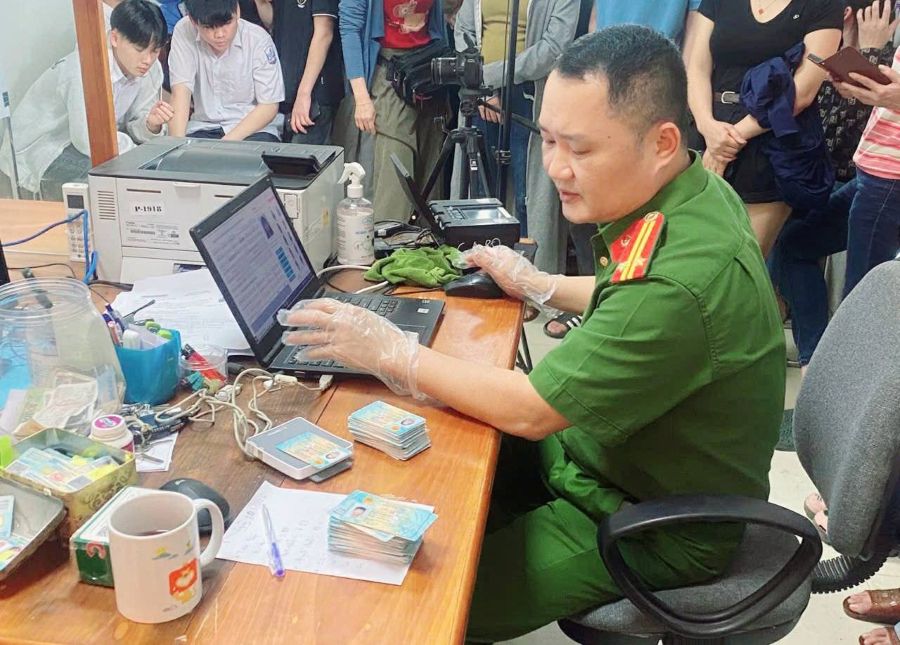 Công an xã Bắc Quang làm việc xuyên lễ tập trung triển khai thu nhận hồ sơ định danh điện tử mức độ 2 cho trẻ từ 6 đến dưới 14 tuổi trên địa bàn.