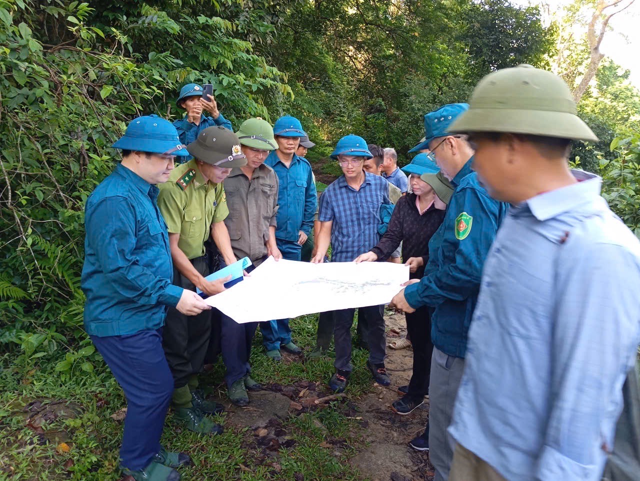 Ban Thường vụ Đảng ủy xã Trường Sinh thực hiện công tác kiểm tra rừng phòng hộ