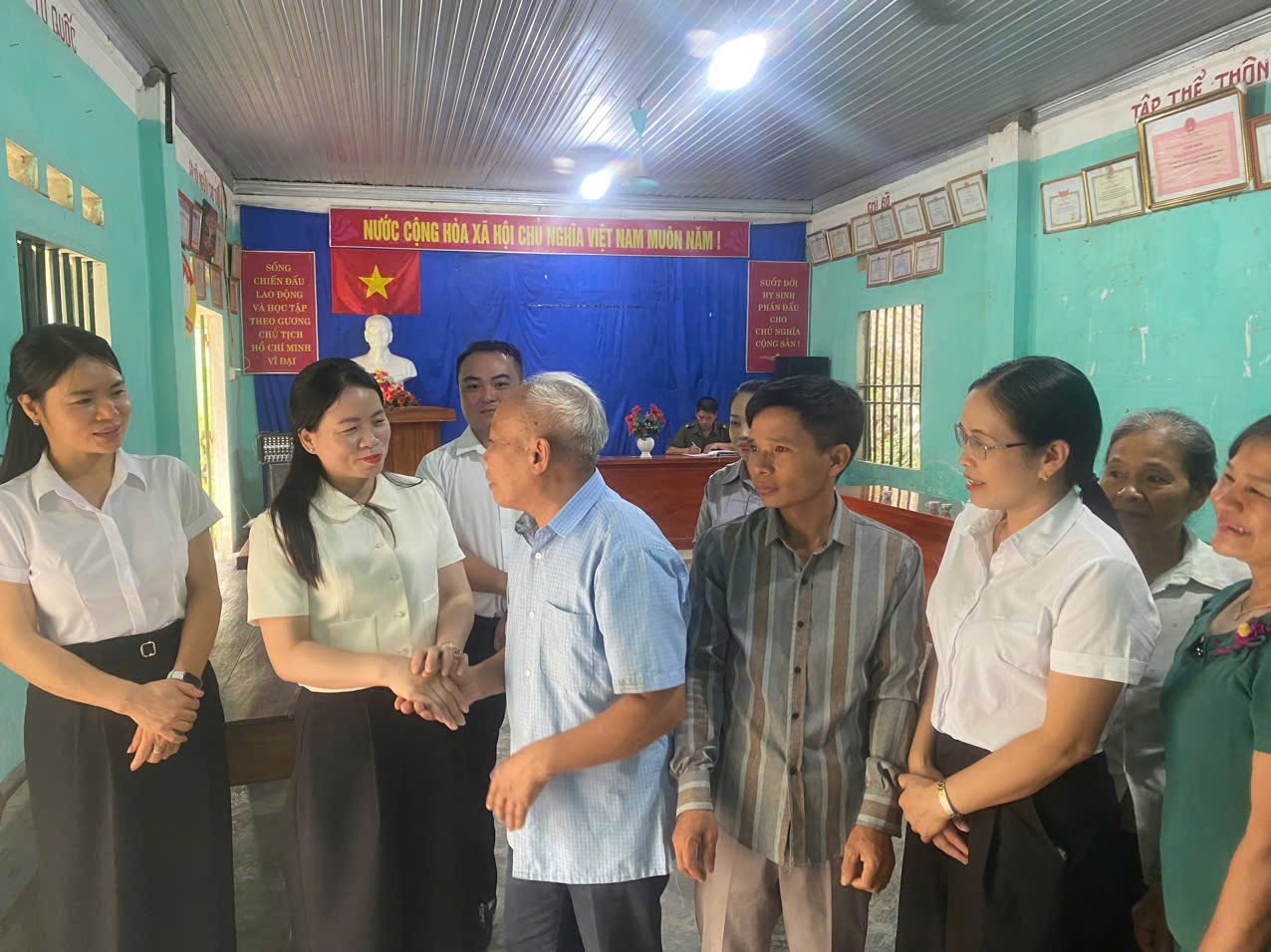 Đồng chí Trần Thị Hoàn, Phó Chủ tịch Mặt trặn Tổ quốc Việt Nam tỉnh nắm tình cơ sở tại xã Tân Thanh