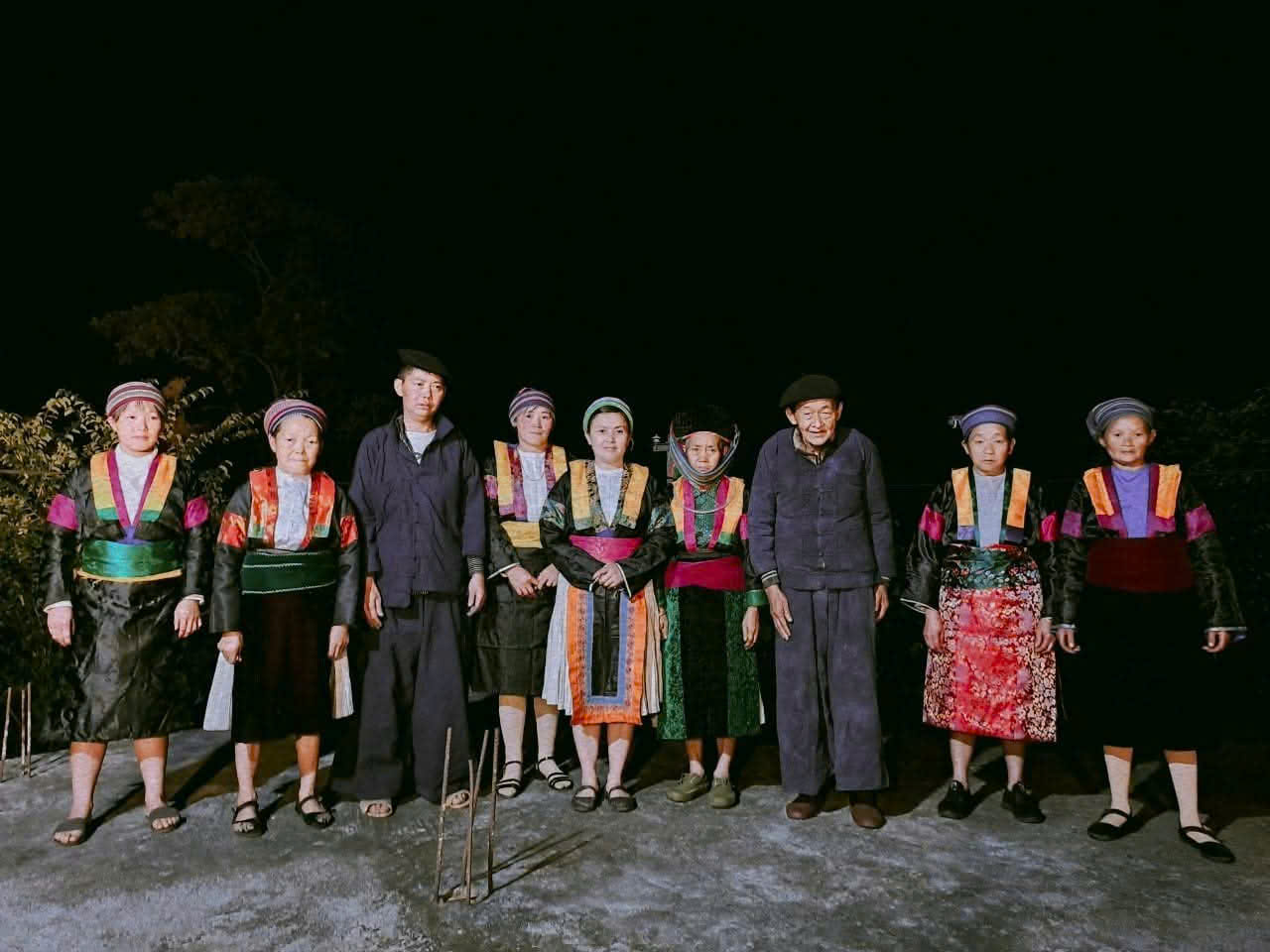 Ảnh B&agrave; con nh&acirc;n d&acirc;n giao lưu văn h&oacute;a truyền thống trong buổi tuy&ecirc;n truyền 3.jpg