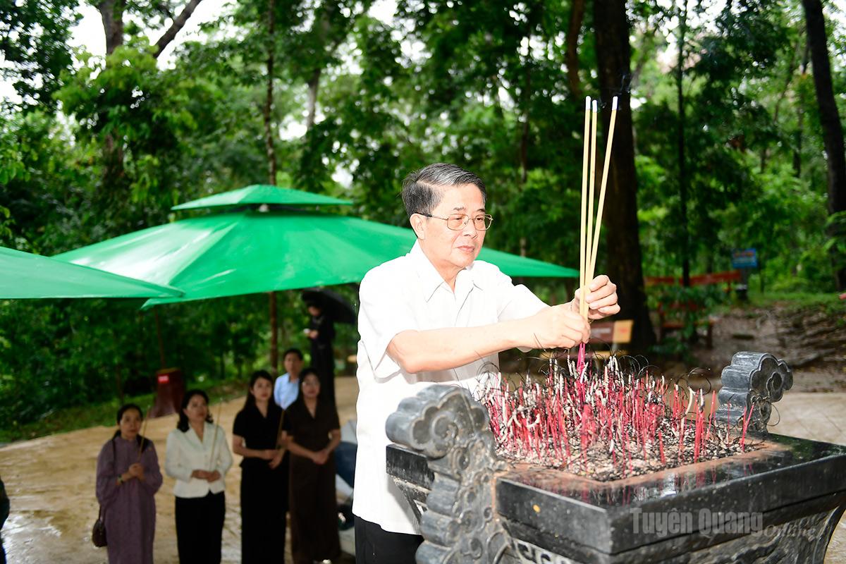 Nguyên Ủy viên BCH Trung ương Đảng, nguyên Phó Chủ tịch Quốc hội Nguyễn Đức Hải thăm Khu di tích Quốc gia đặc biệt Tân Trào