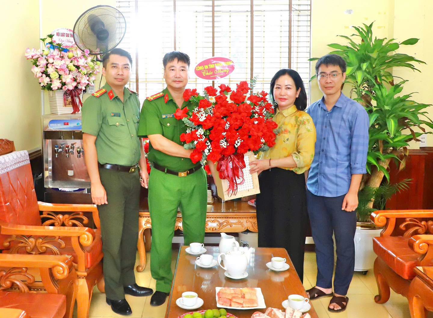 CÔNG AN TỈNH TUYÊN QUANG CHÚC MỪNG NGÀY TRUYỀN THỐNG NGÀNH TƯ PHÁP VIỆT NAM 
