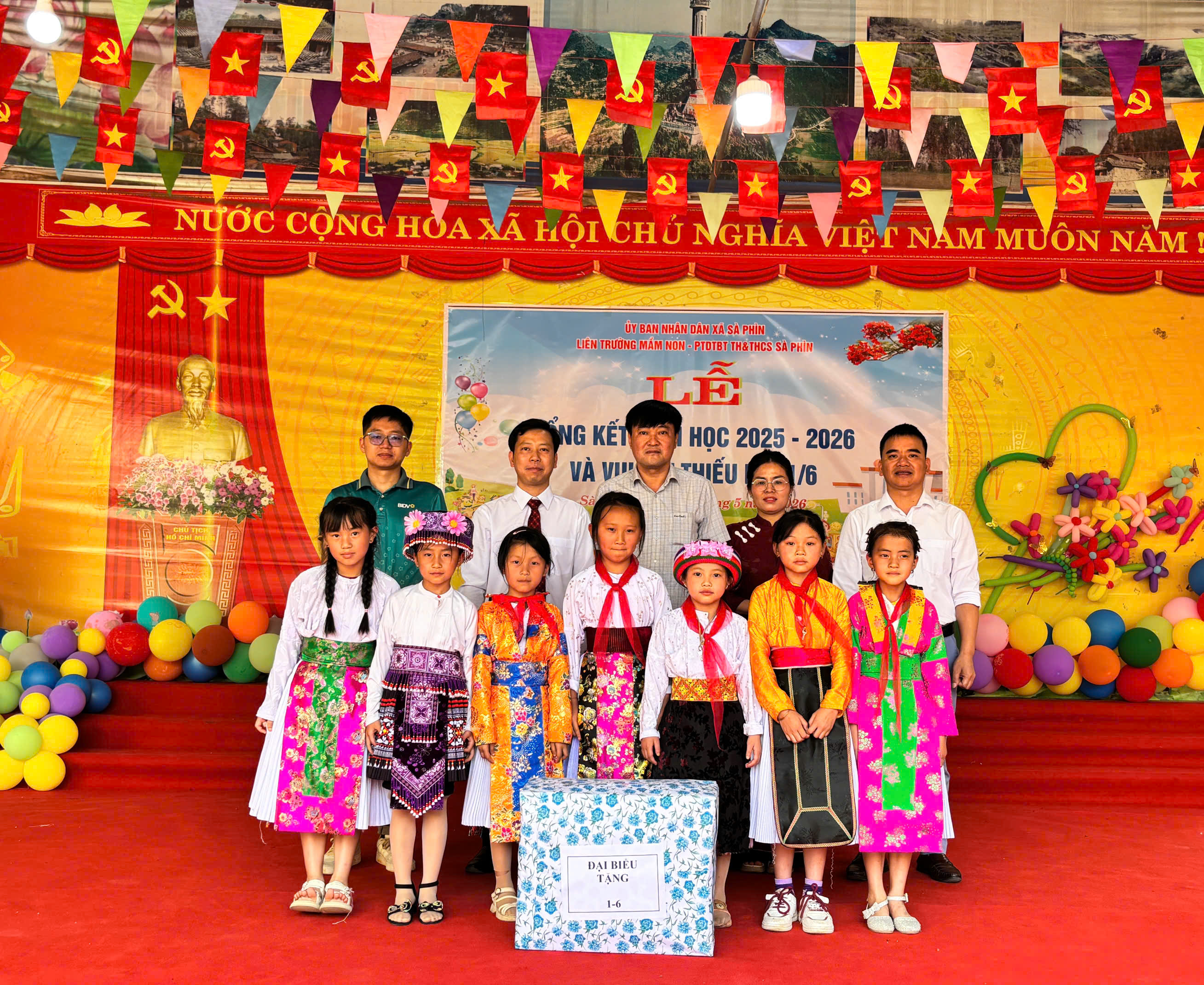 sếp thơ tặng thưởng.jpg