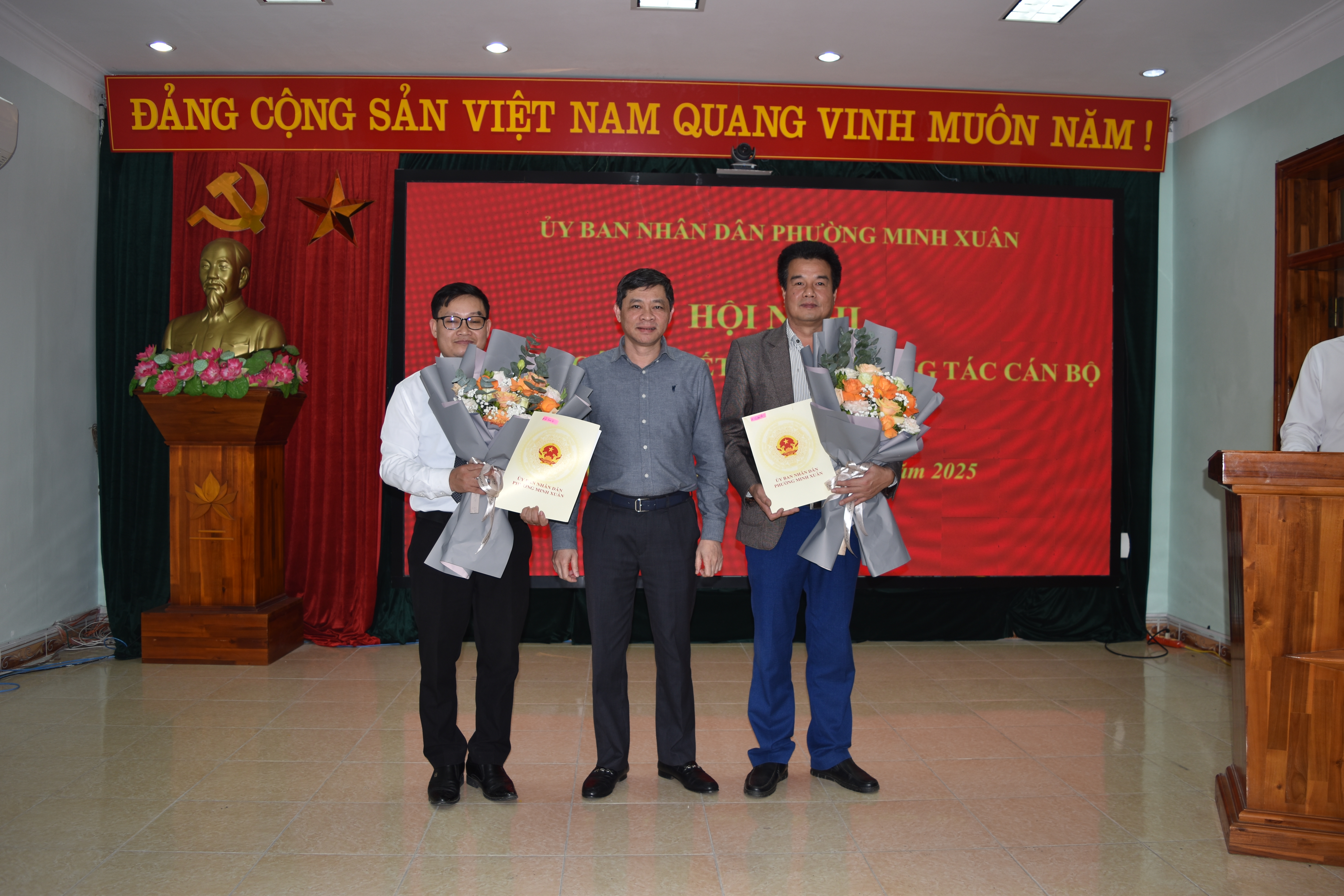 Phường Minh Xuân công bố các Quyết định về công tác cán bộ