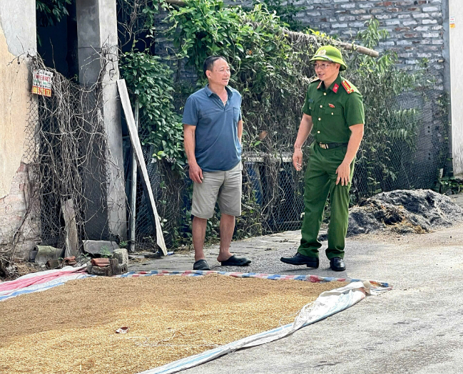 CÔNG AN XÃ HỒNG SƠN TUYÊN TRUYỀN, NHẮC NHỞ NGƯỜI DÂN KHÔNG PHƠI THÓC TRÊN LÒNG ĐƯỜNG