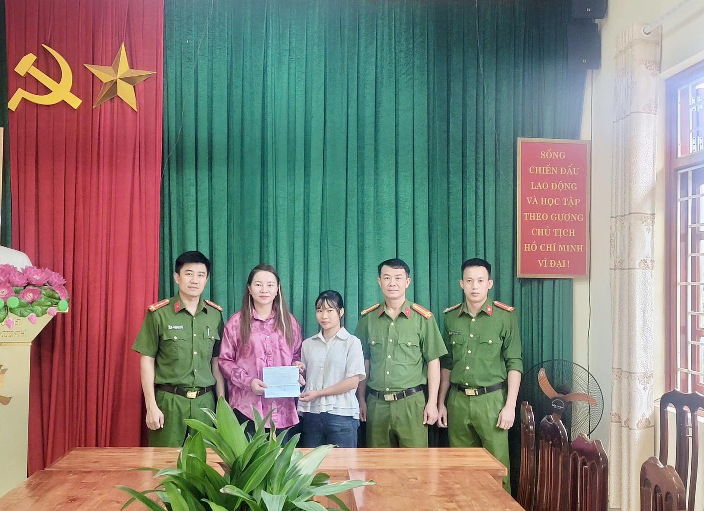 CÔNG AN XÃ TÂN THANH GIÚP CÔNG DÂN NHẬN LẠI 1 TỶ 400 TRIỆU ĐỒNG CHUYỂN KHOẢN NHẦM