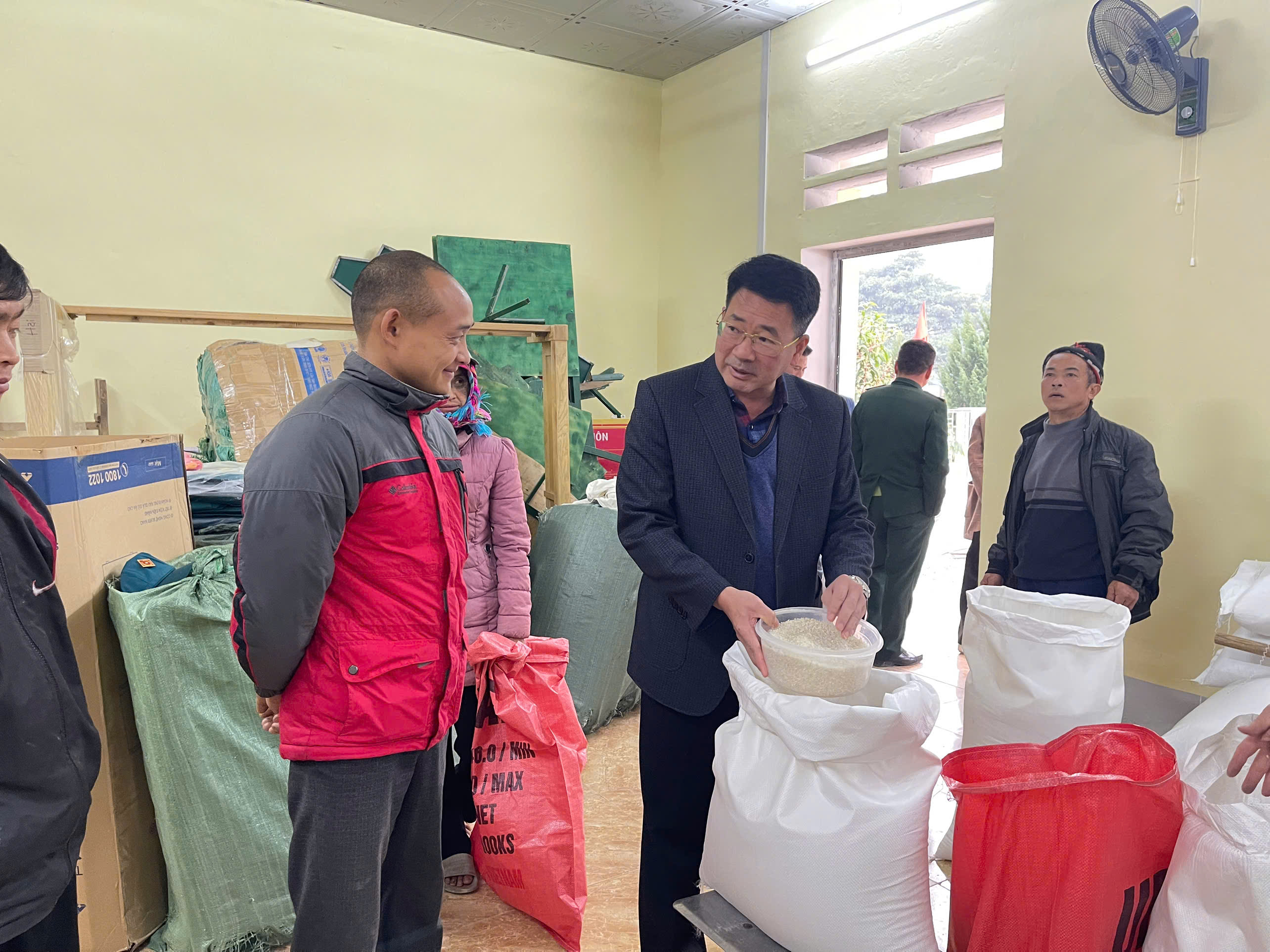 ĐỒNG CHÍ VI QUANG NGỌC - PHÓ BÍ THƯ ĐẢNG ỦY, CHỦ TỊCH UBND XÃ MINH TÂN KIỂM TRA CÔNG TÁC PHÁT GẠO HỖ TRỢ NHÂN DÂN DỊP TẾT NGUYÊN ĐÁN BÍNH NGỌ NĂM 2026 