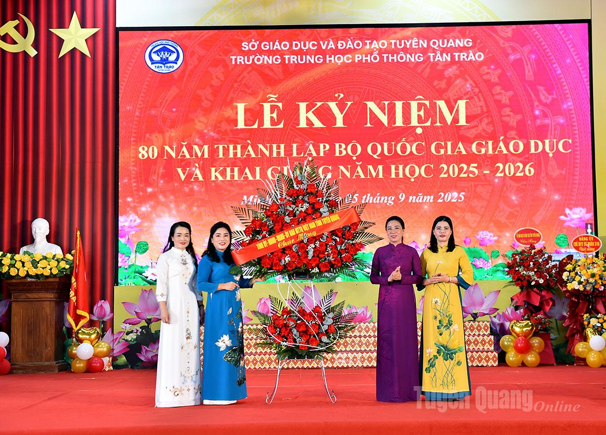 Phó Bí thư Thường trực Tỉnh ủy Lê Thị Kim Dung dự Lễ khai giảng năm học mới tại Trường THPT Tân Trào