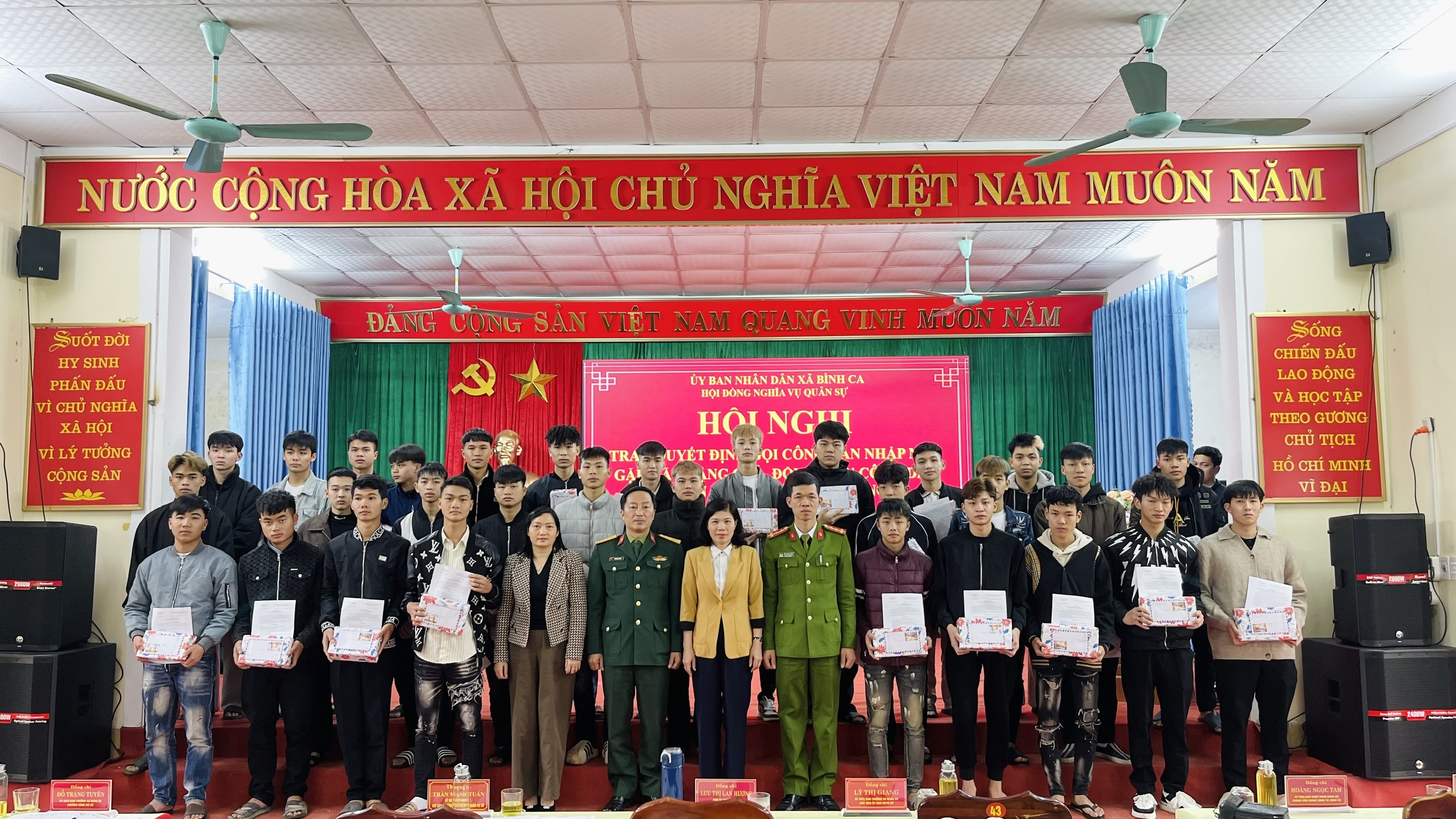 Xã Bình Ca trao quyết định gọi công dân nhập ngũ và gặp mặt, tặng quà, động viên công dân chuẩn bị lên đường nhập ngũ năm 2026.