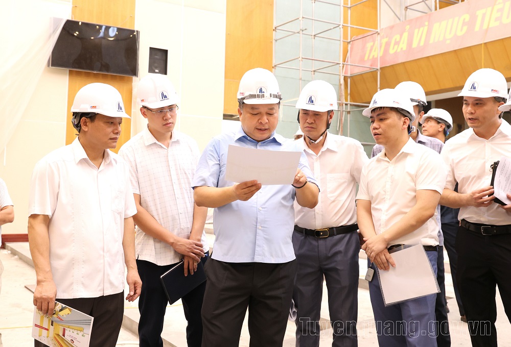 Đồng chí Chủ tịch UBND tỉnh Phan Huy Ngọc kiểm tra tiến độ cải tạo, sửa chữa Trung tâm hội nghị tỉnh