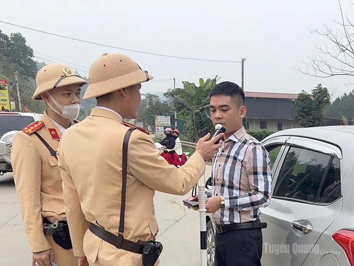 Ra quân đầu năm mới, CSGT Công an tỉnh Tuyên Quang phát hiện và xử lý 50 trường hợp vi phạm nồng độ cồn