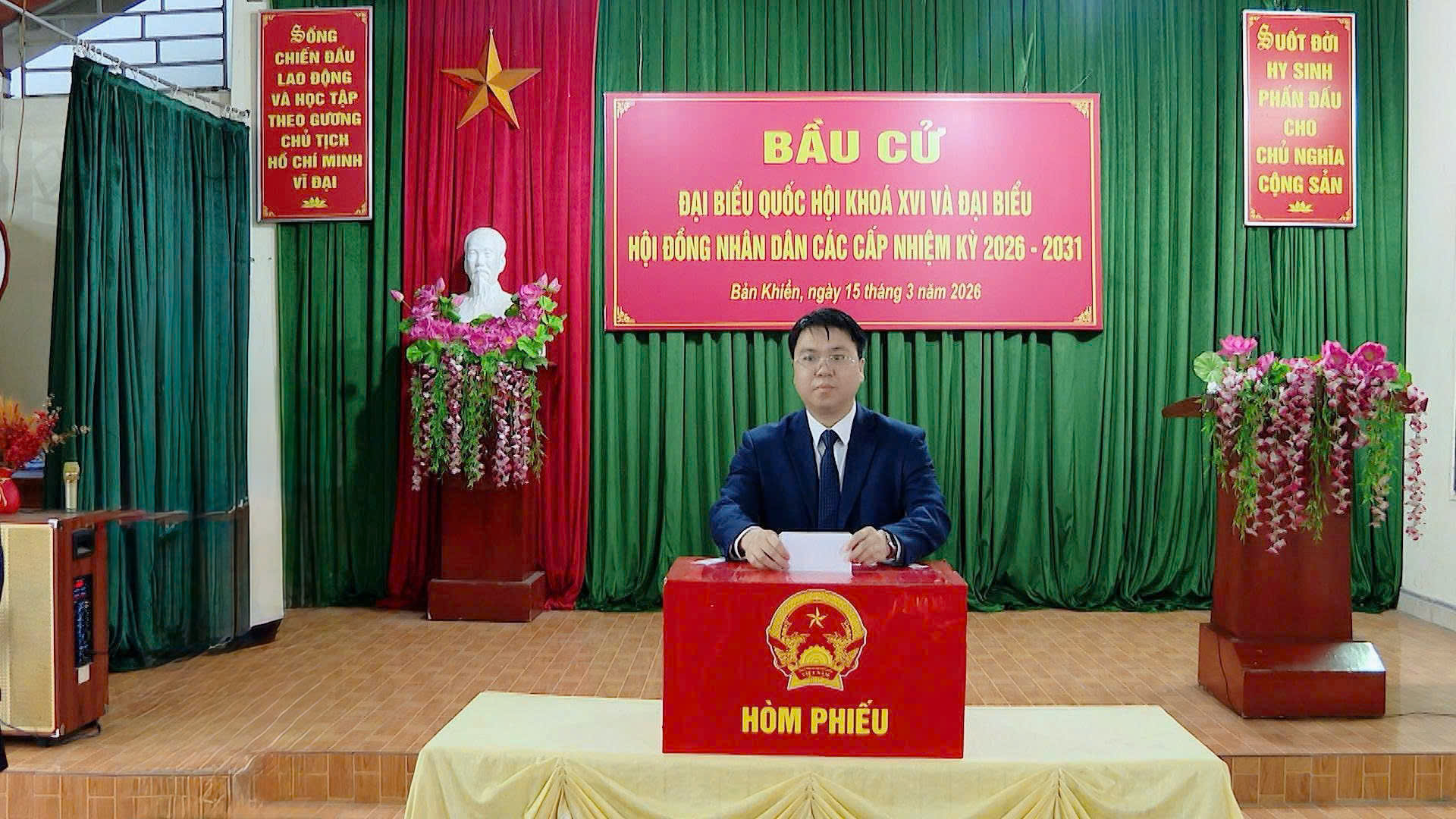 Bí thư Đảng ủy xã Tô Viết Hiệp dự Lễ khai mạc và bỏ phiếu tại Khu vực bầu cử số 10, thôn Bản Khiển, xã Lâm Bình