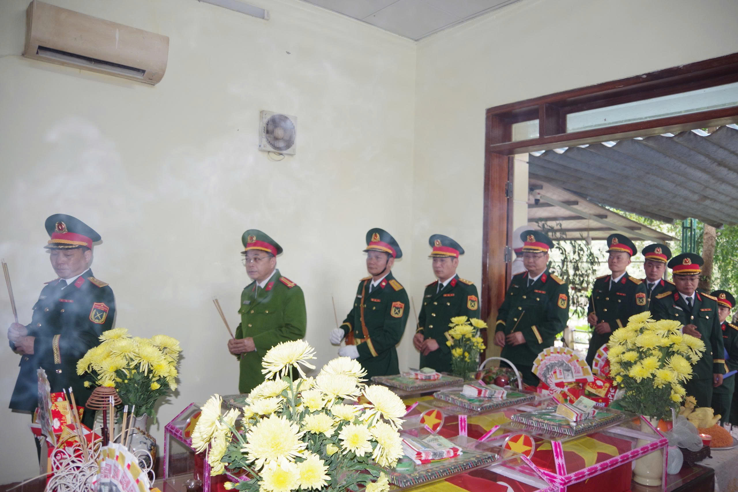 ĐỒN CÔNG AN THANH THỦY THAM GIA LỄ TIỄN ĐƯA HÀI CỐT LIỆT SĨ VỀ NGHĨA TRANG QUỐC GIA VỊ XUYÊN