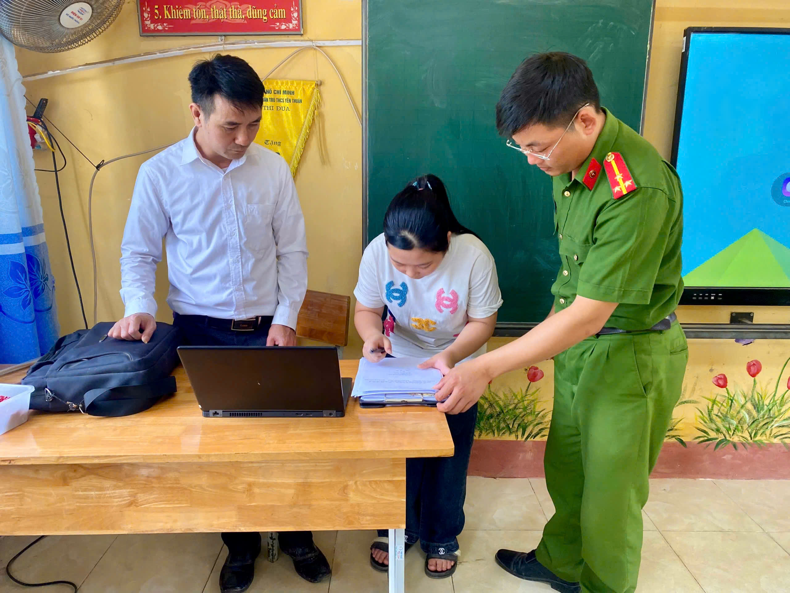 CÔNG AN XÃ BẠCH XA KIỂM TRA VIỆC CHẤP HÀNH PHÁP LUẬT CỦA HỌC SINH TẠI CÁC CƠ SỞ GIÁO DỤC TRÊN ĐỊA BÀN