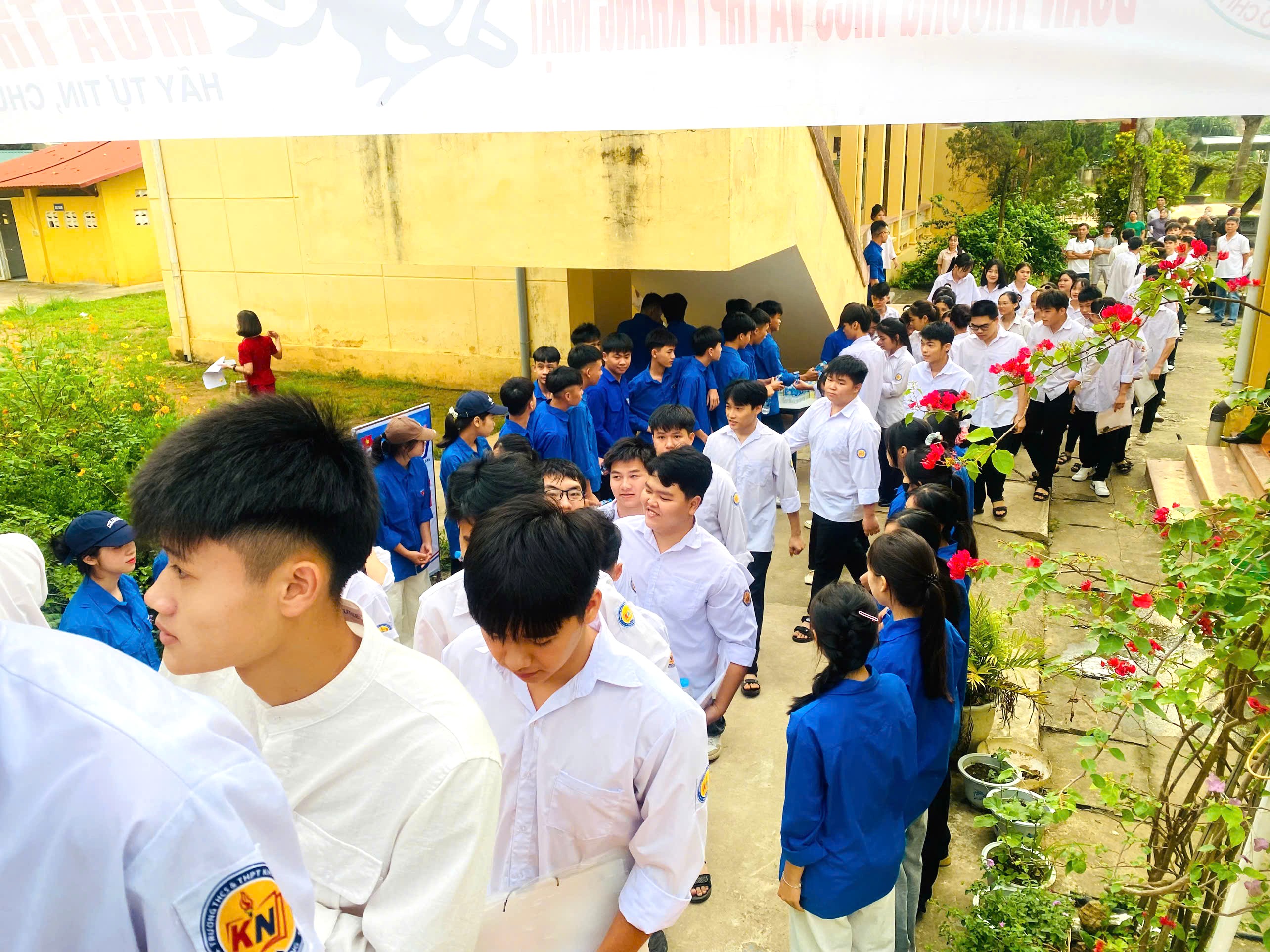 Đoàn thành niên xã Tân Thanh đồng hành cùng các sĩ tử trong kỳ thi tốt nghiệp THPT