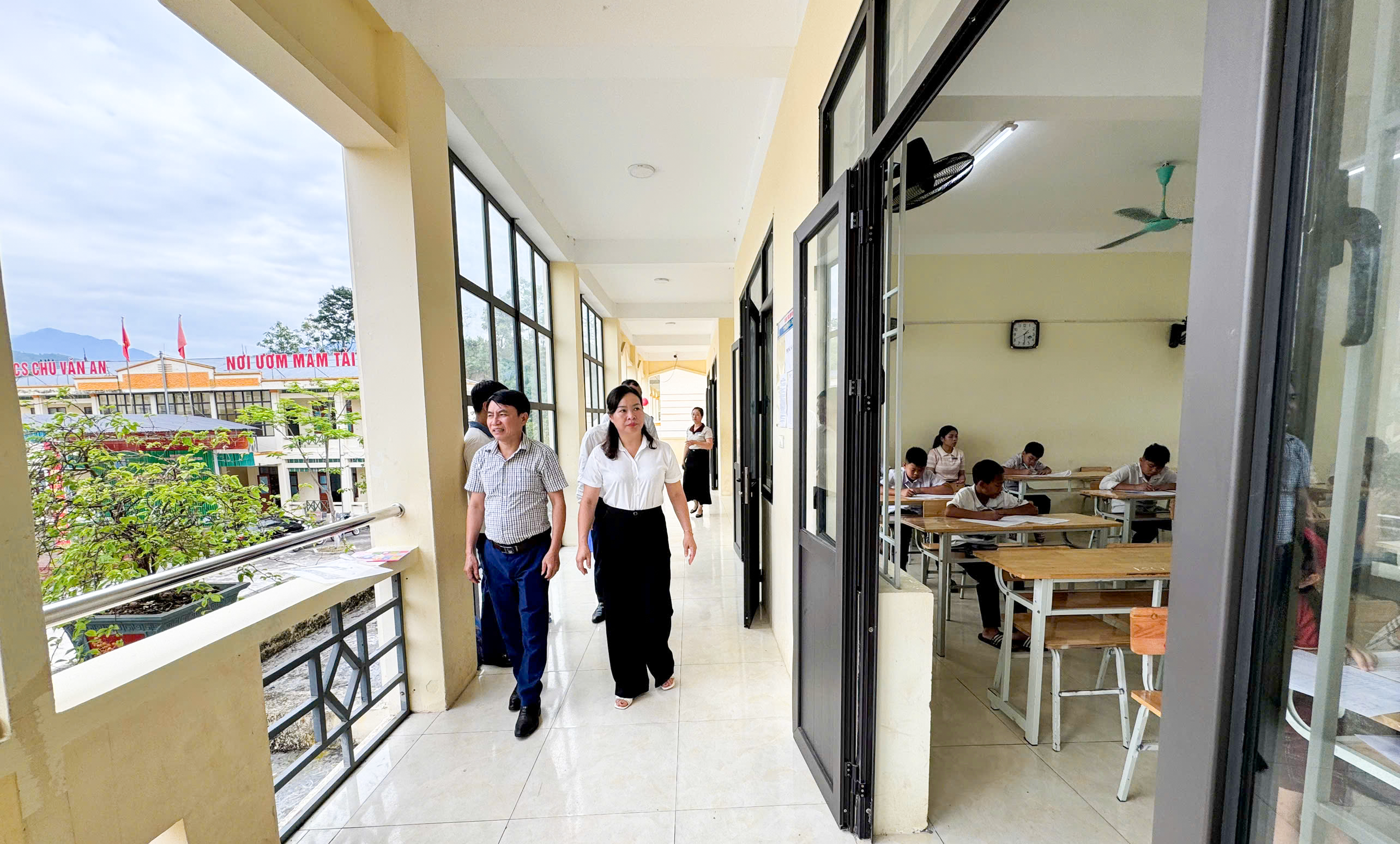 Lãnh đạo UBND xã Quang Bình kiểm tra công tác khảo sát chất lượng đầu vào lớp 6 tại Trường THCS Chu Văn An