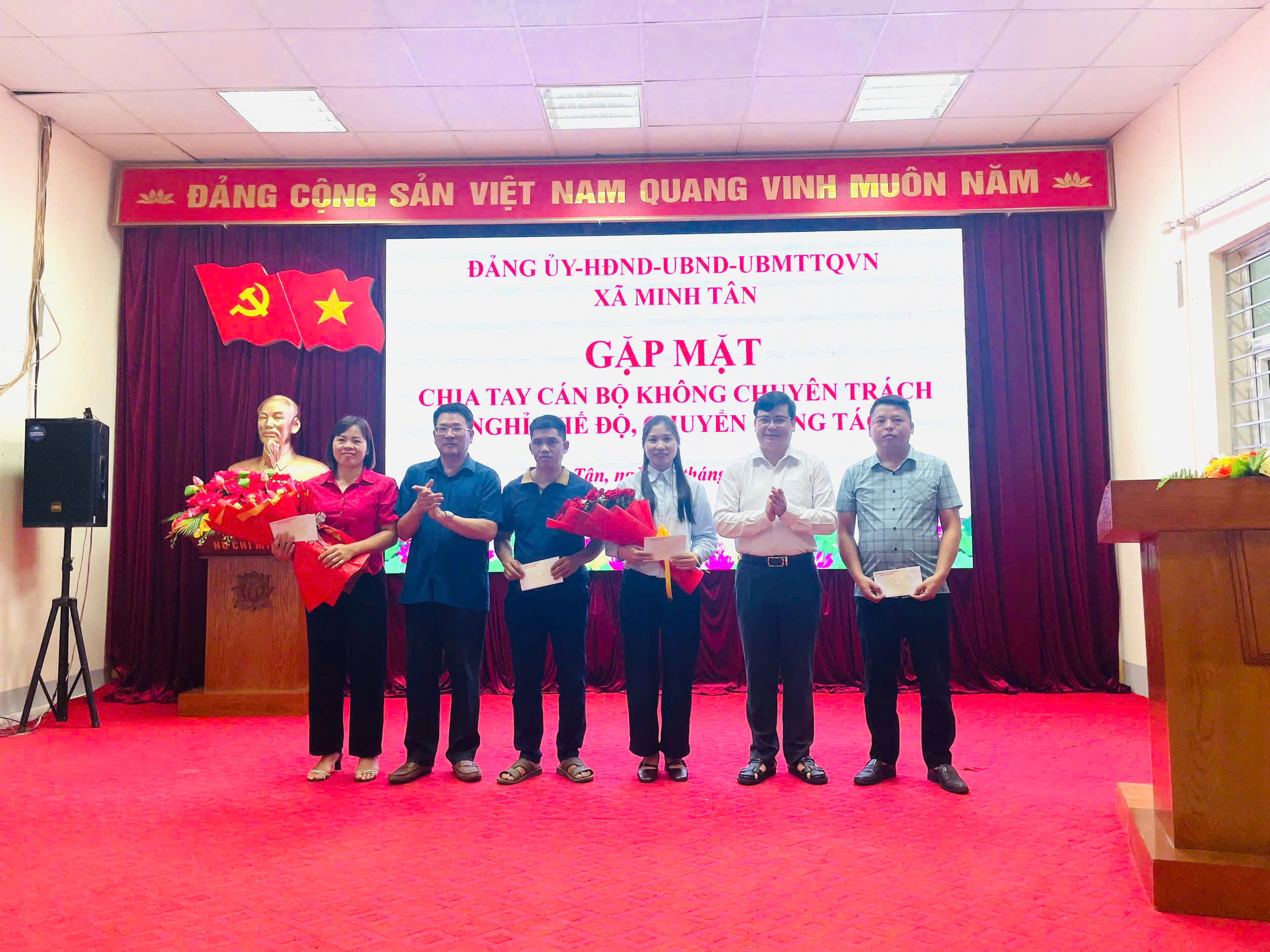 Xã Minh Tân tổ chức gặp mặt chia tay cán bộ không chuyên trách nghỉ chế độ, chuyển công tác