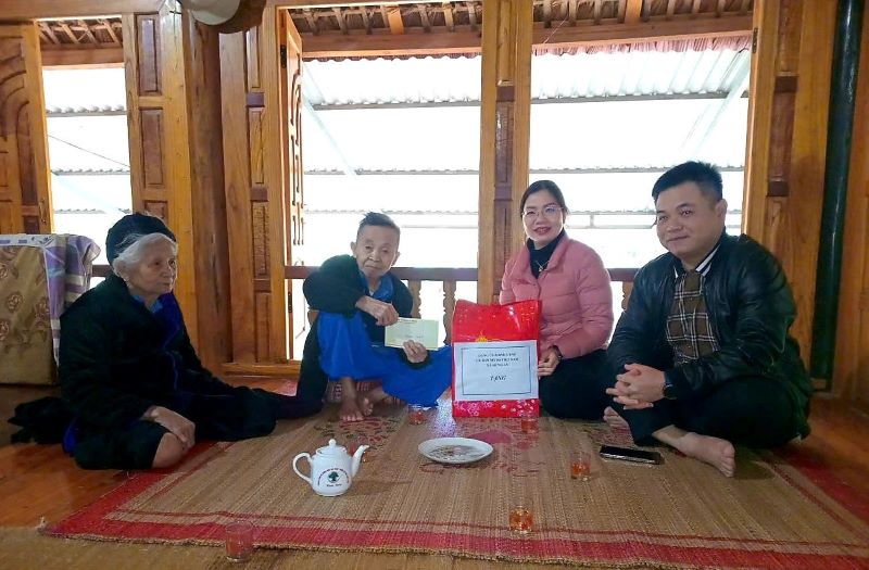 Đồng chí Hoàng Thị Thu Hiền Phó bí thư TT Đảng ủy thăm, chúc Tết các đồng chí nguyên lãnh đạo xã qua các thời kỳ và người có công trên địa bàn.