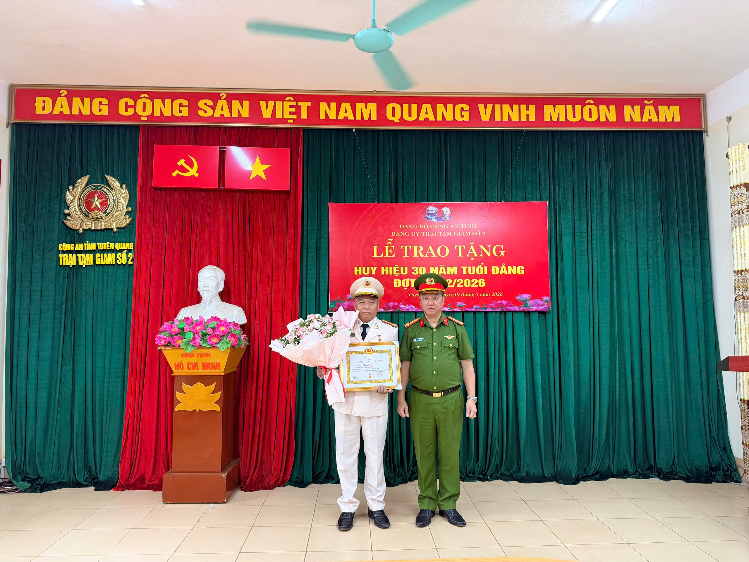 TRẠI TẠM GIAM SỐ 2 TỔ CHỨC TRAO TẶNG HUY HIỆU 30 NĂM TUỔI ĐẢNG ĐỢT 19/5/2026