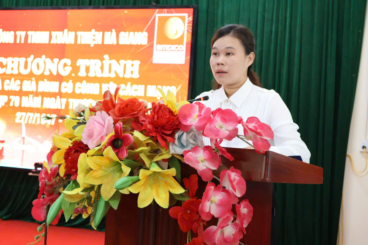 Sông lô 6 tặng quà 27 th 7 cho 10 hộ Giang ph biểu.jpg