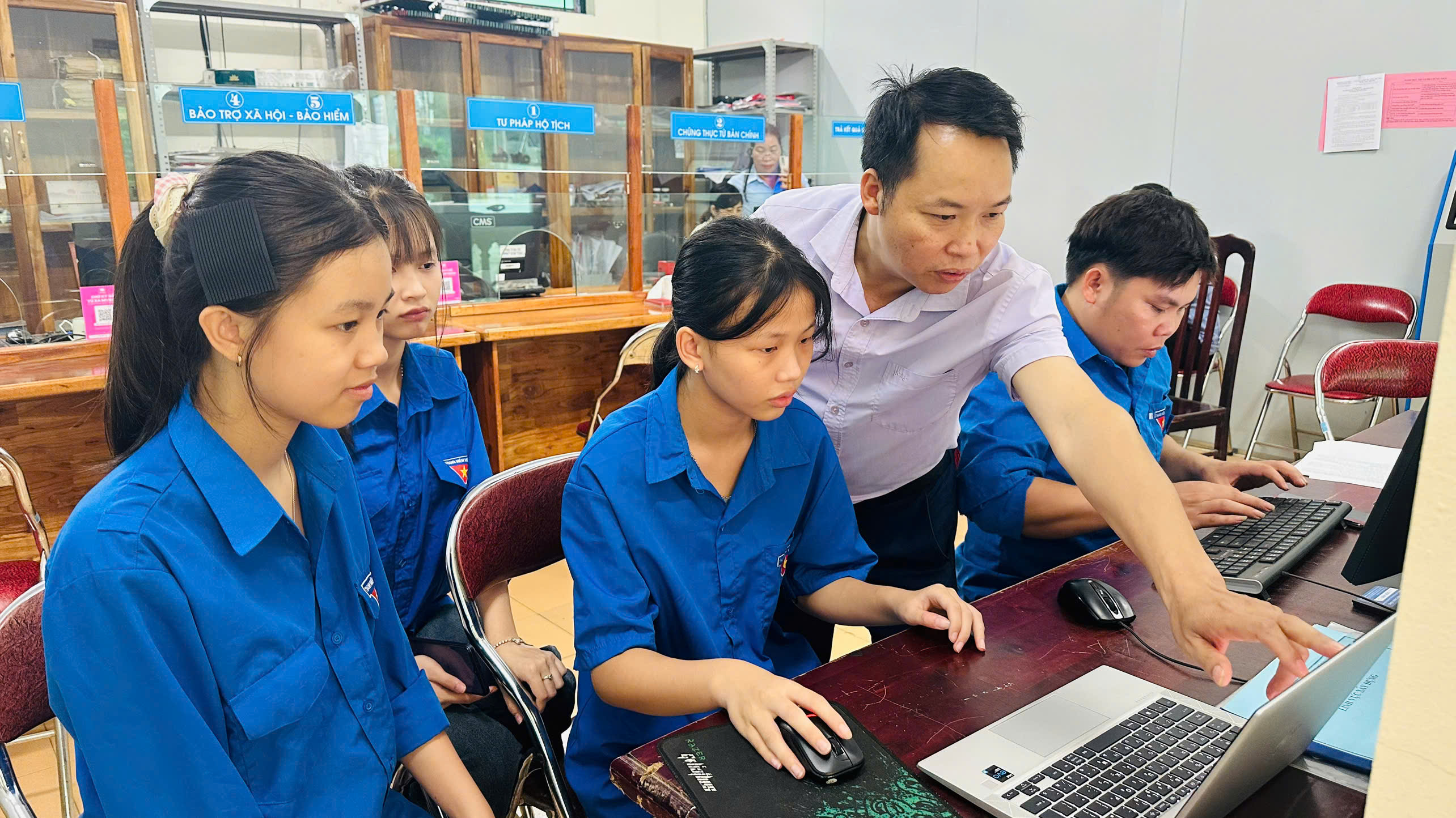 Xã Hồng Thái đẩy mạnh Phong trào “Bình dân học vụ số”, từng bước nâng cao kỹ năng số cho người dân
