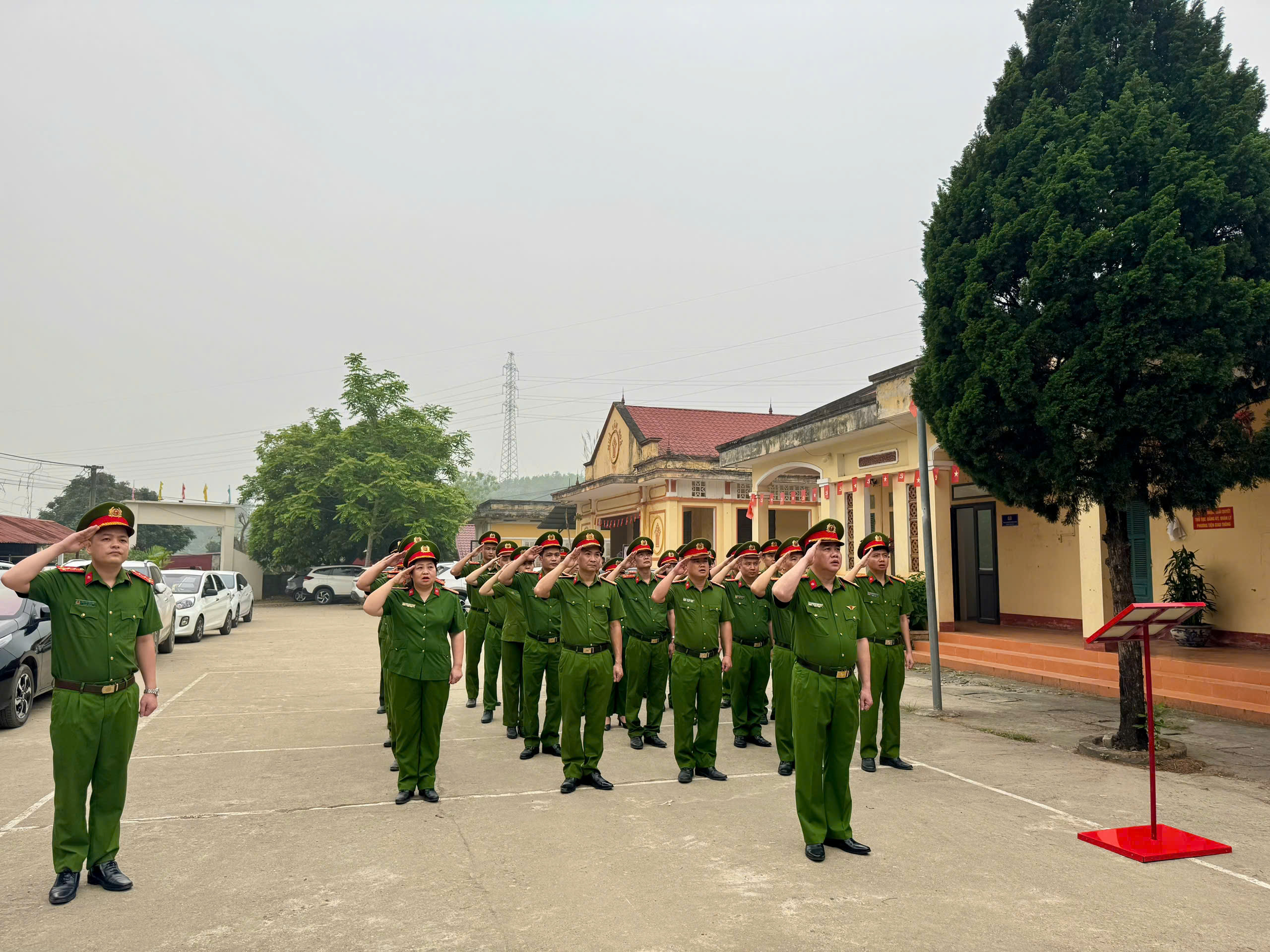 CÔNG AN XÃ YÊN SƠN TỔ CHỨC LỄ CHÀO CỜ ĐẦU THÁNG 