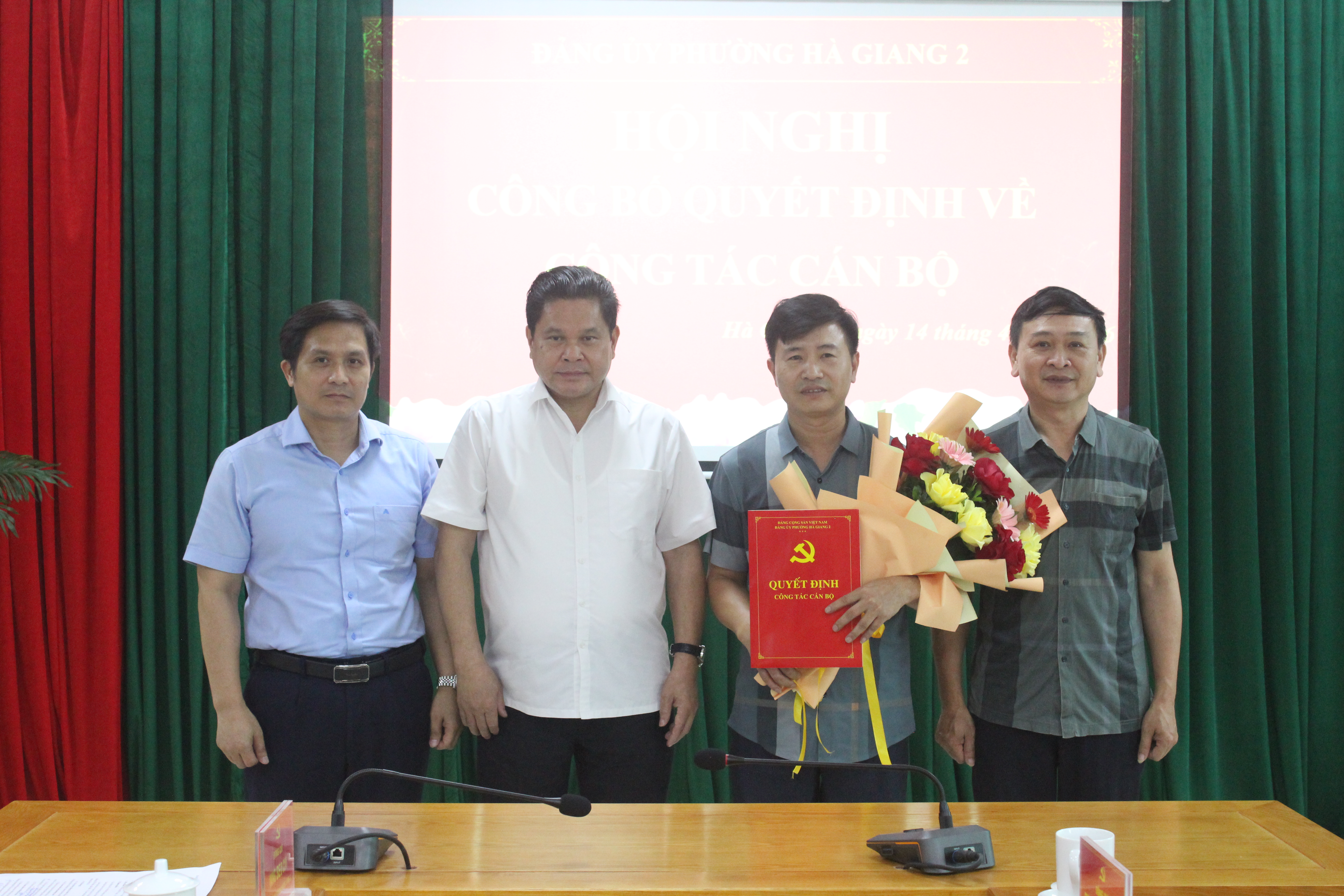 Đảng ủy phường Hà Giang 2 công bố Quyết định về công tác cán bộ