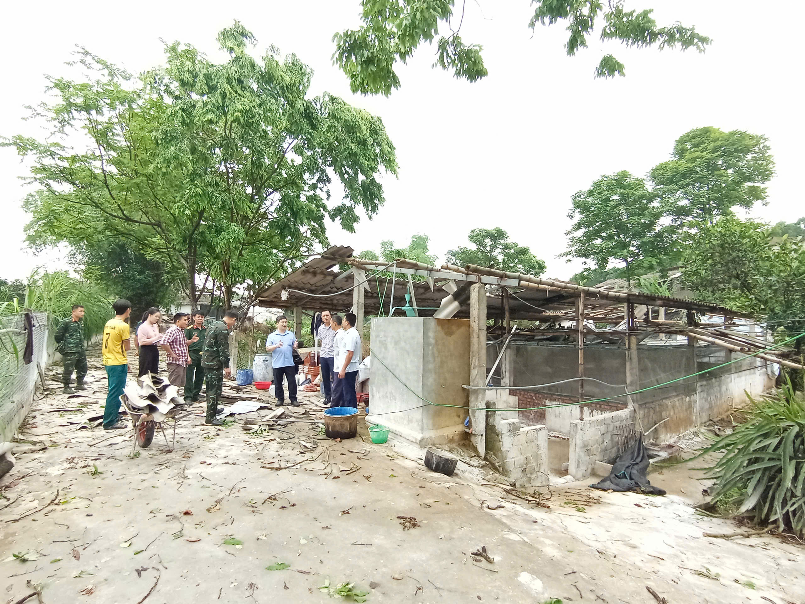 Lãnh đạo xã Trường Sinh kiểm tra ảnh hưởng ngay sau mưa dông trên địa bàn xã