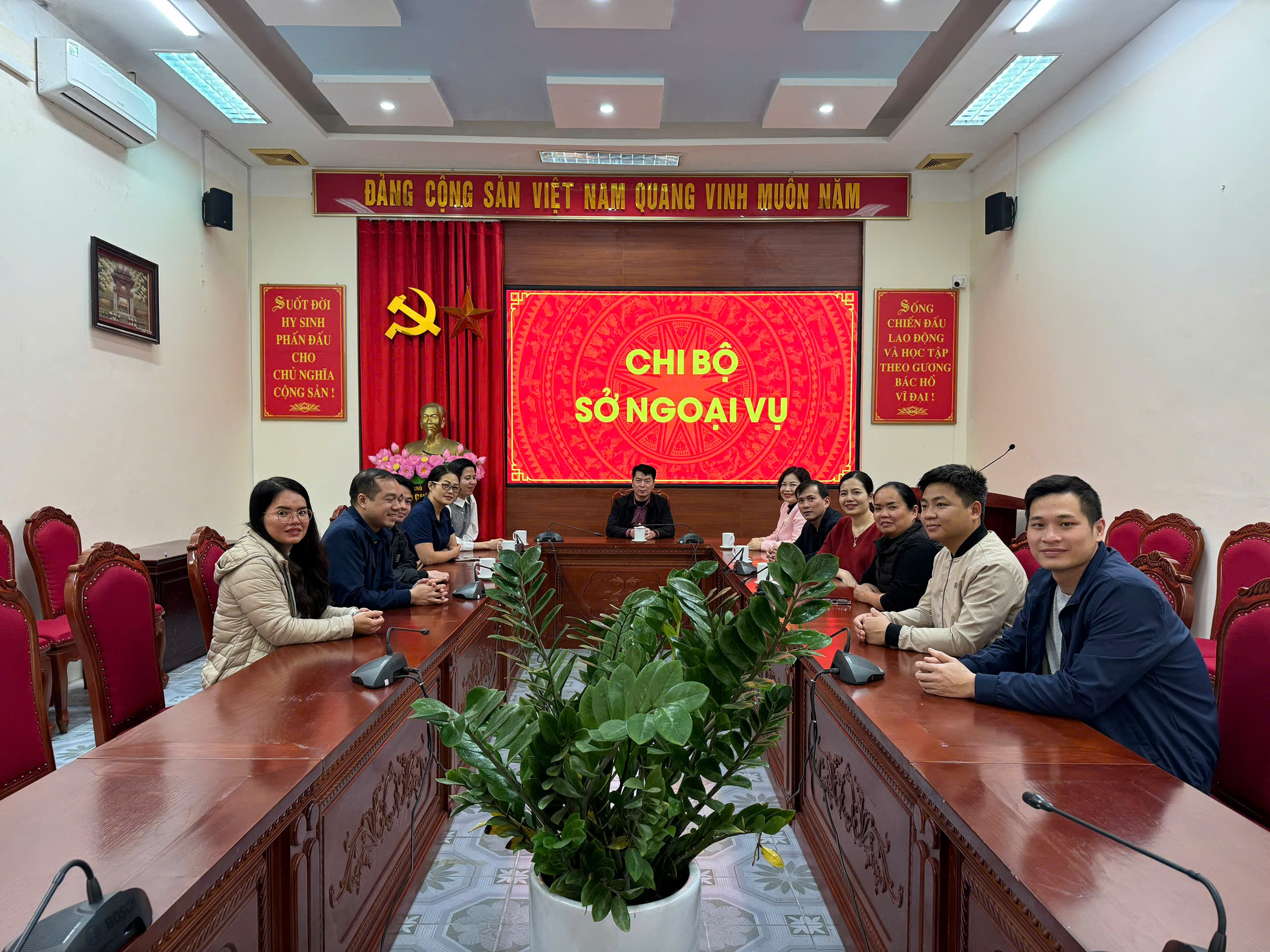 Chi bộ Sở Ngoại vụ tham dự Hội nghị học tập, quán triệt Nghị quyết Đại hội đại biểu toàn quốc lần thứ XIV của Đảng