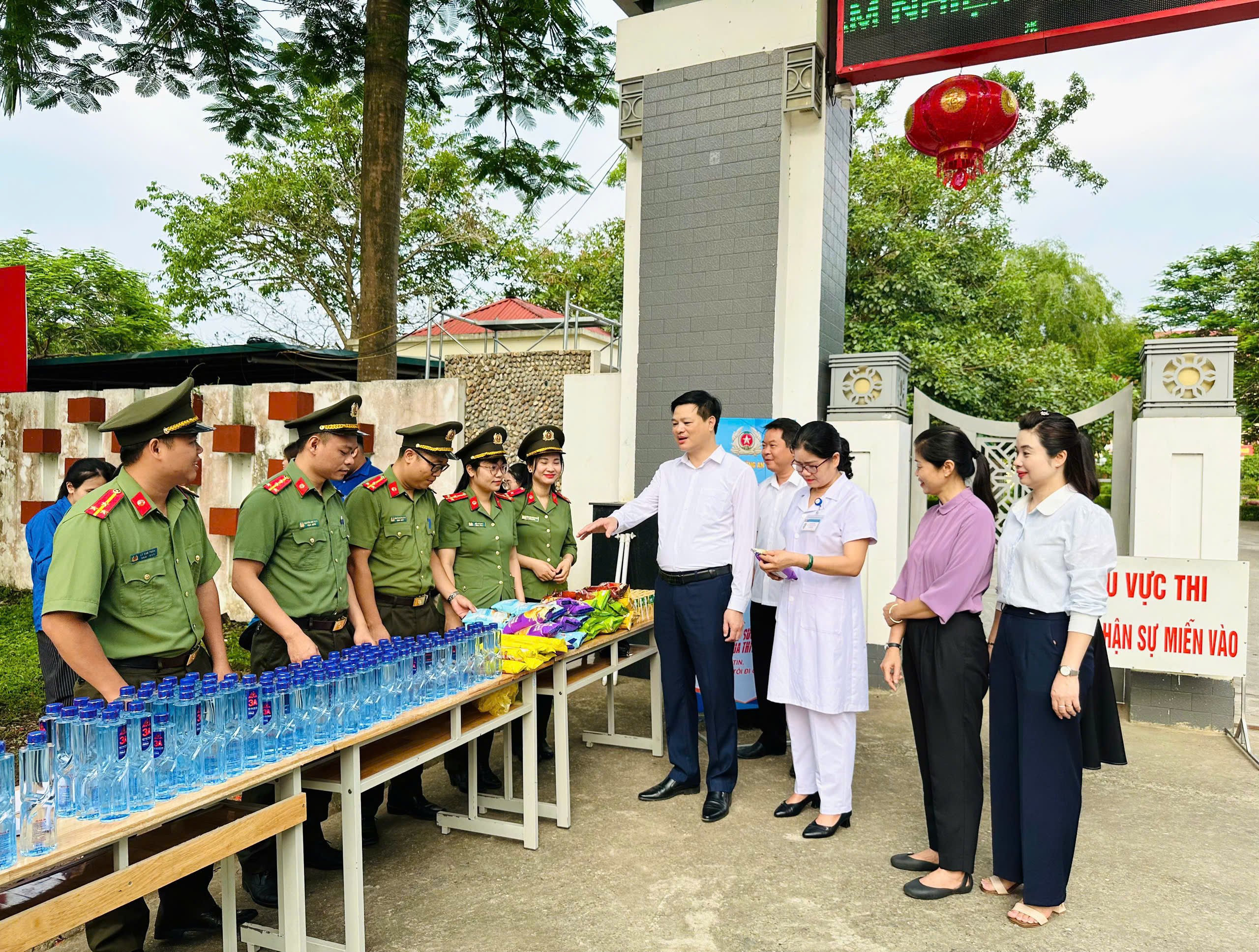 Đồng chí Đỗ Đình Đạt, Phó Bí thư Đảng uỷ, Chủ tịch UBND phường An Tường, Trưởng Ban Chỉ đạo Kỳ thi tốt nghiệp THPT năm 2026 trên địa bàn phường kiểm tra công tác tổ chức, phục vụ Kỳ thi tốt nghiệp THPT năm 2026 tại điểm thi Trường THPT Nguyễn Văn Huyên