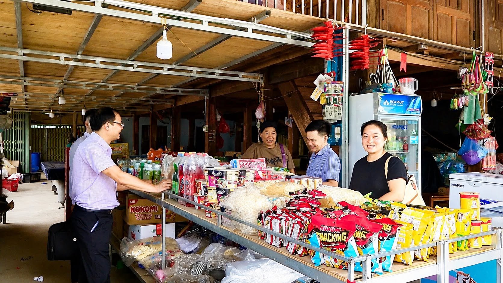BAN ĐẠI DIỆN HĐQT NGÂN HÀNG CHÍNH SÁCH XÃ HỘI XÃ DU GIÀ KIỂM TRA HOẠT ĐỘNG TÍN DỤNG CHÍNH SÁCH TẠI THÔN CỐC PẢNG