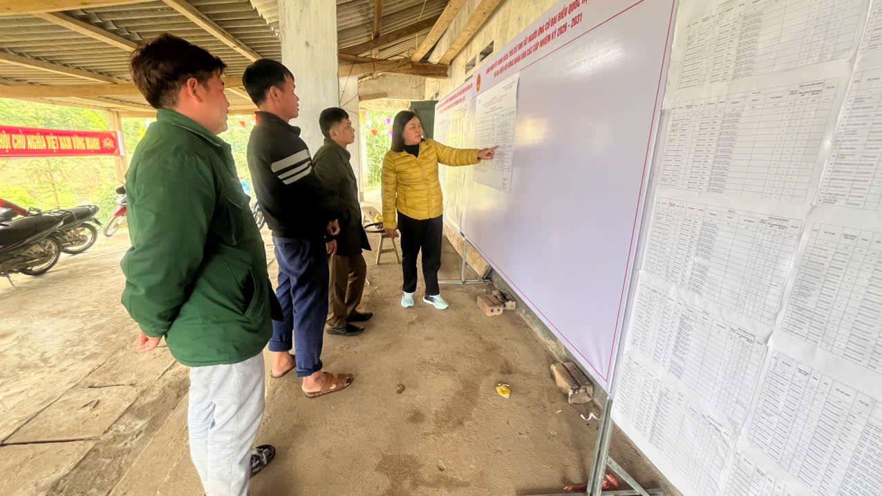 Bí thư Đảng ủy xã kiểm tra công tác chuẩn bị bầu cử tại cơ sở