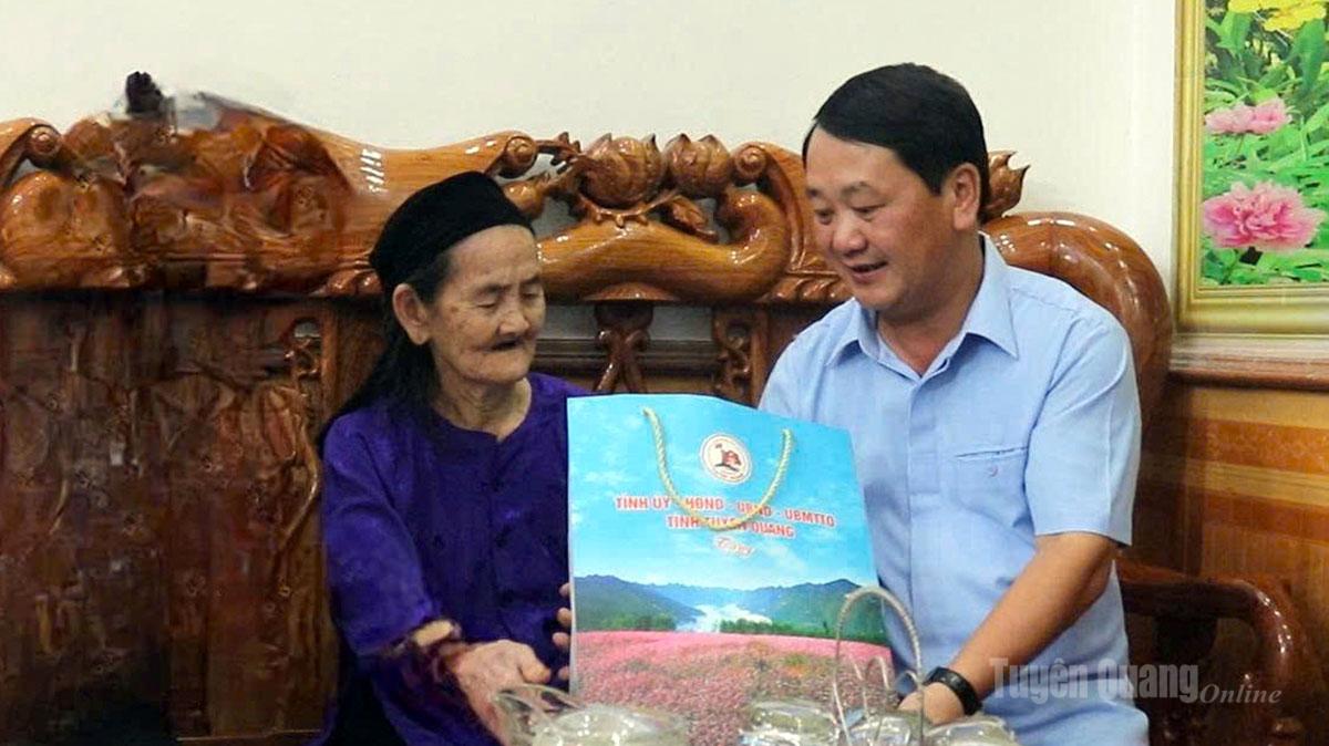 Đồng chí Bí thư Tỉnh ủy Hầu A Lềnh thăm, tặng quà Mẹ Việt Nam Anh hùng và thương binh xã Sơn Dương