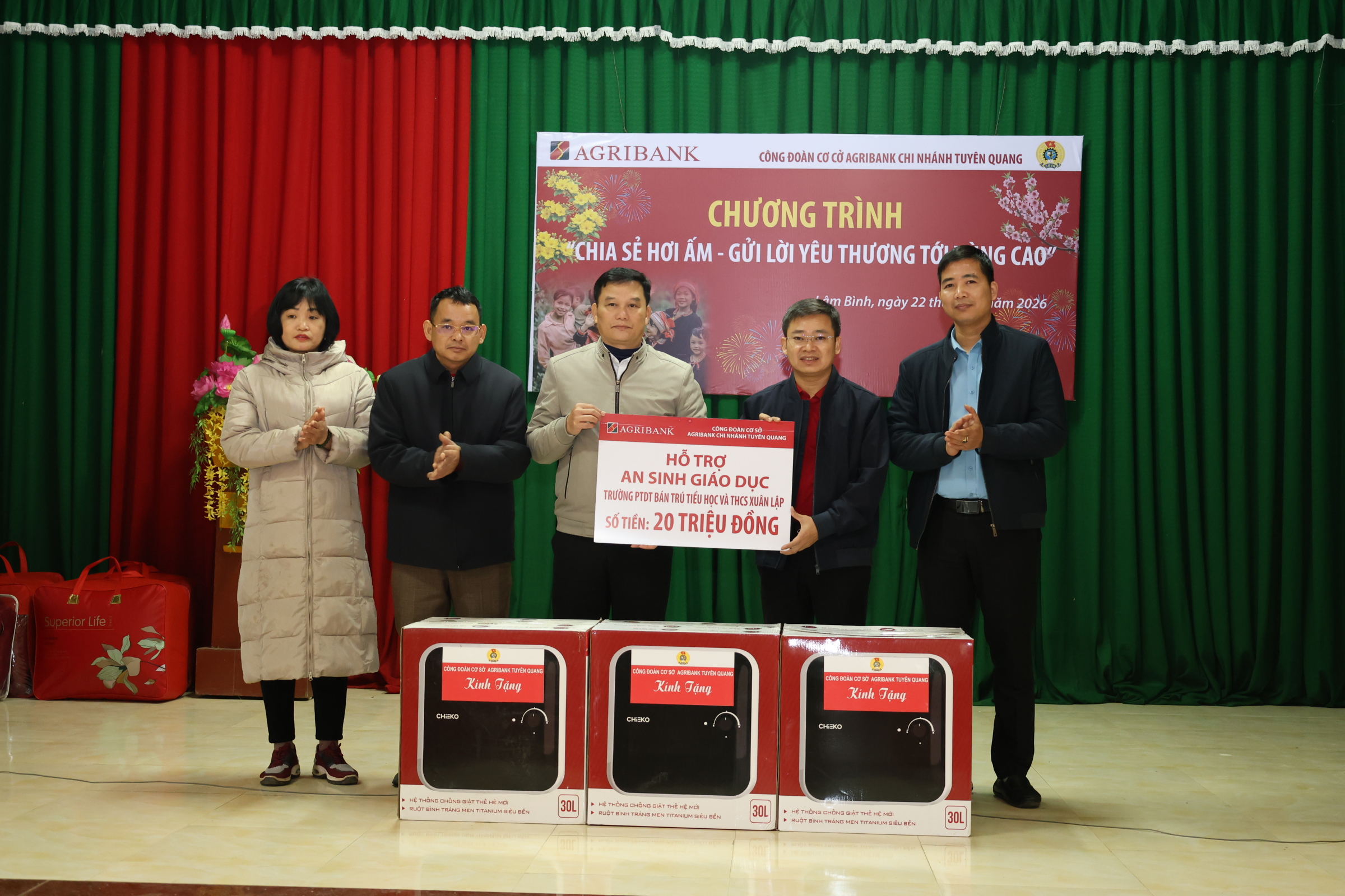 Trao 7 bình nóng lạnh cho các em học sinh bán trú tại Trường Phổ thông dân tộc Bán trú Tiểu học và Trung học cơ sở Xuân Lập và 20 suất quà cho các hộ gia đình có hoàn cảnh khó khăn trên địa bàn thôn Lũng Giềng, xã Lâm Bình