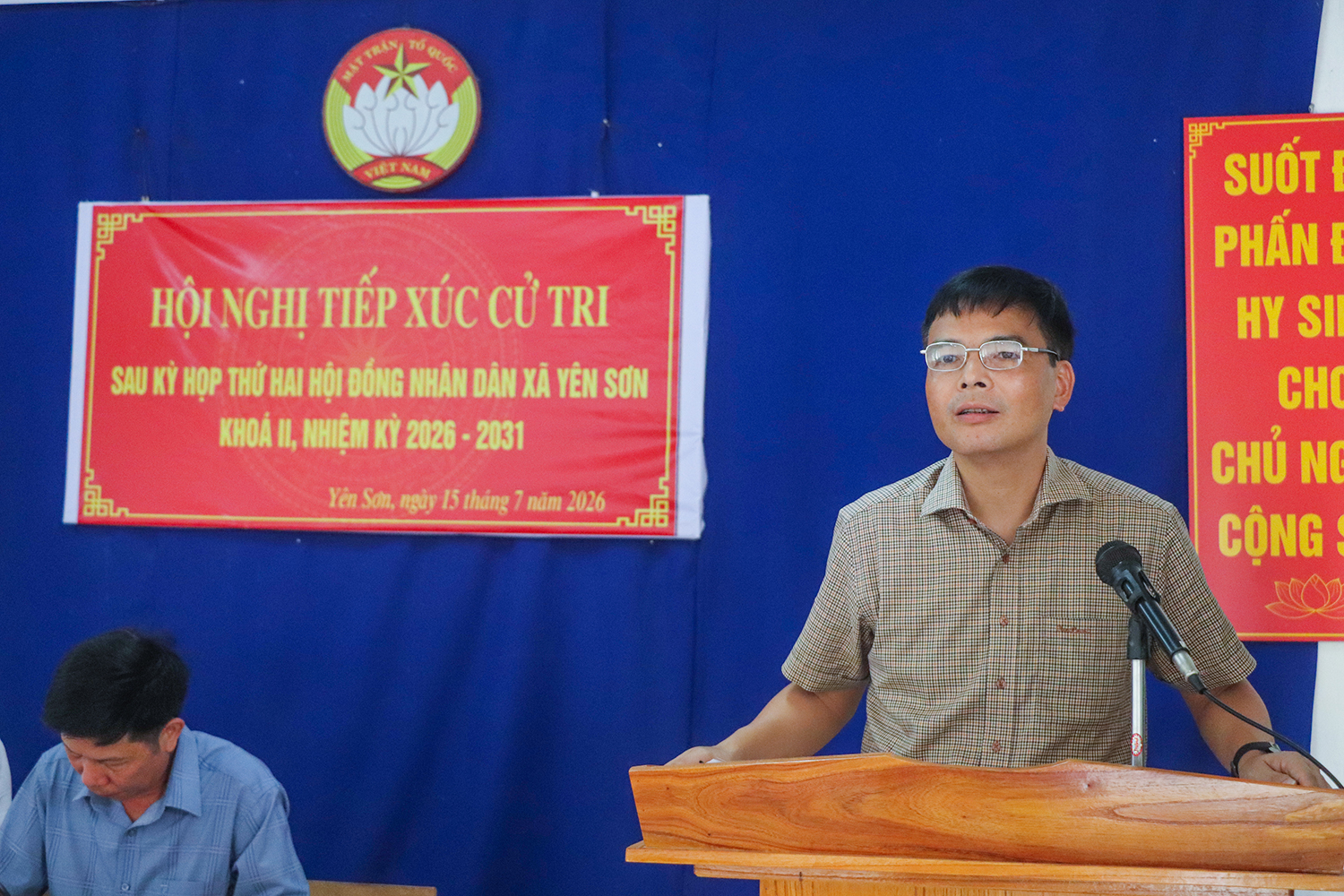 Đồng chí Chủ tịch UBND xã tiếp xúc cử tri thôn Thắng Quân sau kỳ họp thứ hai, HĐND xã Yên Sơn khóa II