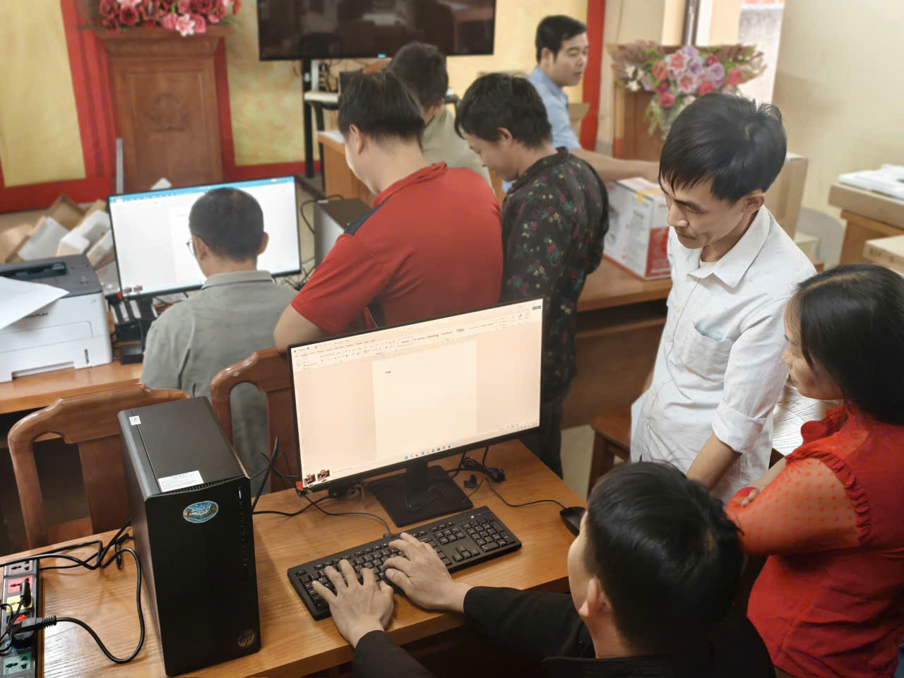 UBND XÃ CÁN TỶ BÀN GIAO MÁY TÍNH, MÁY IN CHO CÁC THÔN, BẢN TRÊN ĐỊA BÀN XÃ