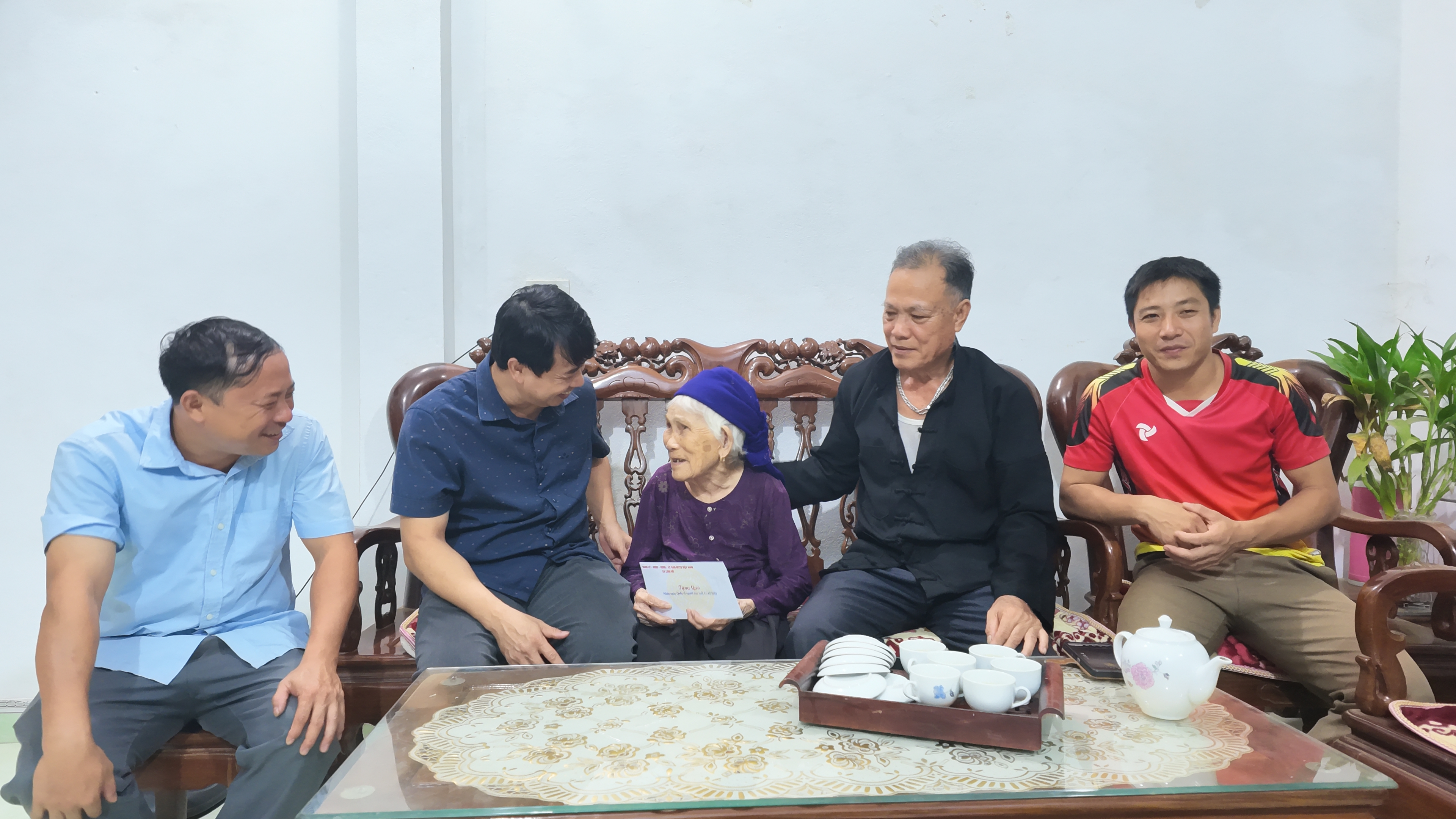 Tặng qu&agrave; 3.JPG