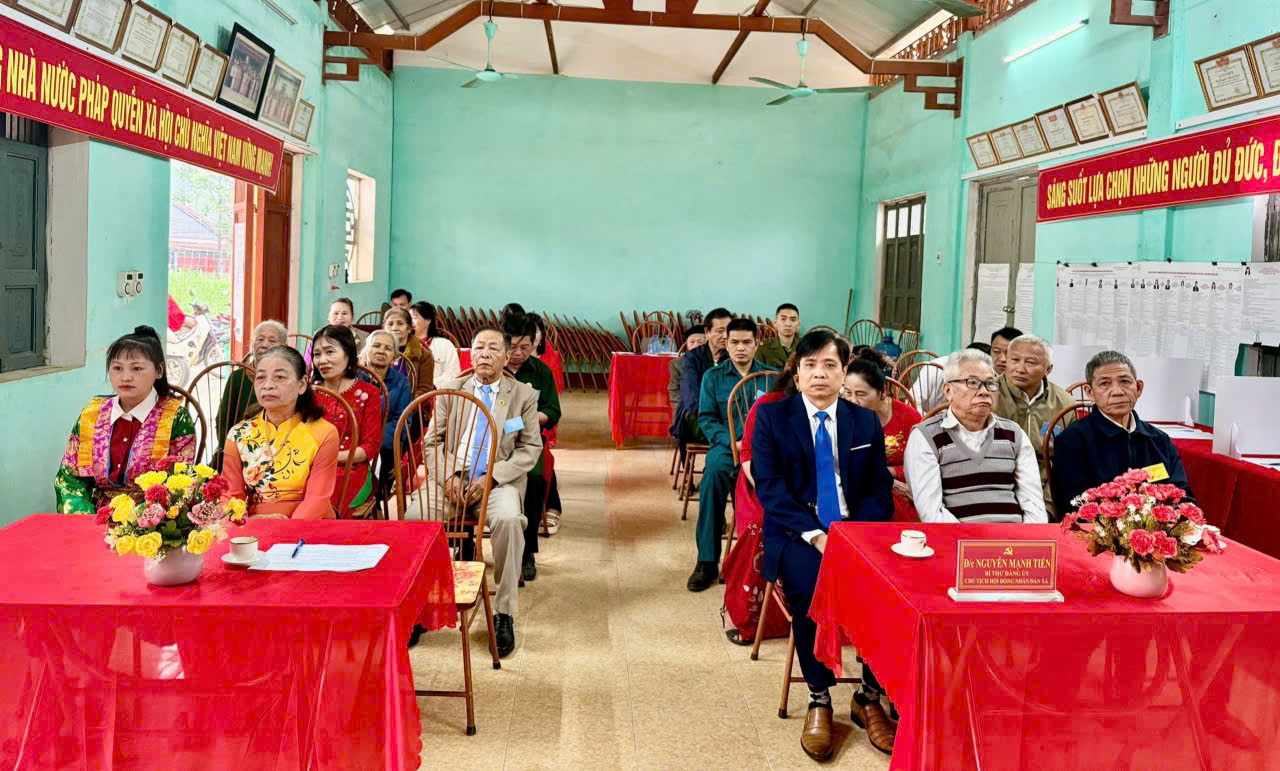 Đồng chí Bí thư Đảng ủy, Chủ tịch Hội đồng nhân dân xã dự Lễ khai mạc bầu cử Đại biểu Quốc hội khoá XVI và HĐND các cấp tại Khu vực bỏ phiếu số 10, thôn 03