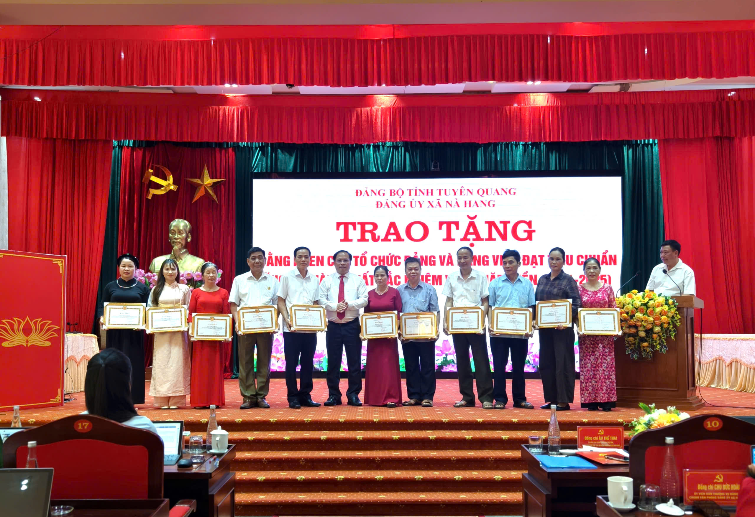 Xã Nà Hang tổ chức Lễ trao tặng Huy hiệu Đảng đợt 19/5 và biểu dương các đảng viên xuất sắc
