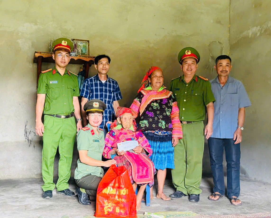 NGHĨA TÌNH TRONG MÀU ÁO AN NINH – LAN TỎA YÊU THƯƠNG ĐẾN ĐỒNG BÀO DÂN TỘC MÔNG TẠI XÃ BẰNG HÀNH